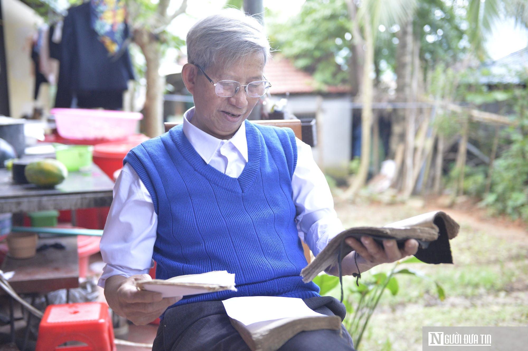 Người thầy 76 tuổi dành hơn nửa đời truyền dạy chữ Thái cổ - Ảnh 1.