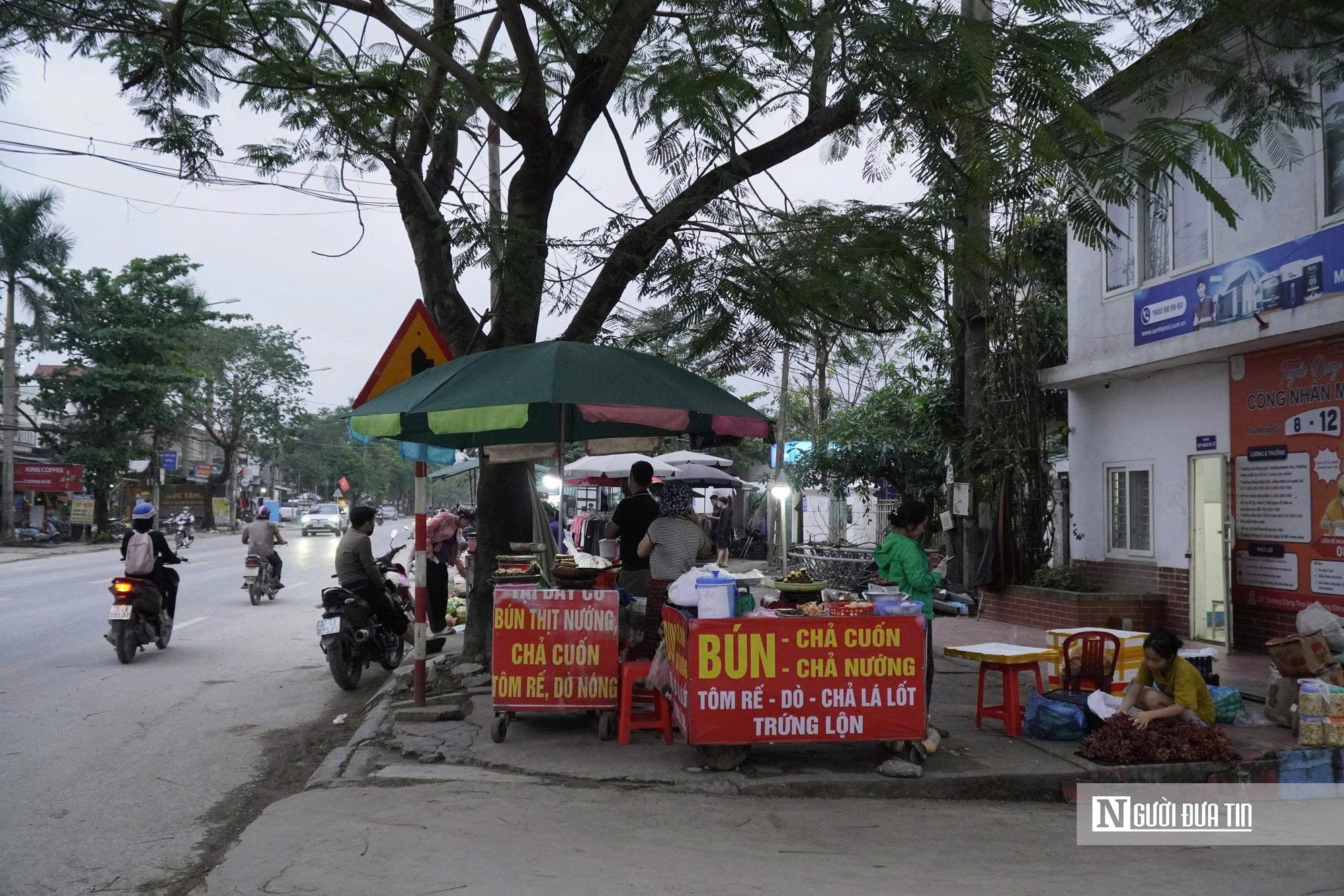 Nghệ An: Kiên quyết xử lý việc biển quảng cáo “lấn chiếm” vỉa hè đô thị- Ảnh 1. Nghệ An: Kiên quyết xử lý việc biển quảng cáo “lấn chiếm” vỉa hè đô thị- Ảnh 1.