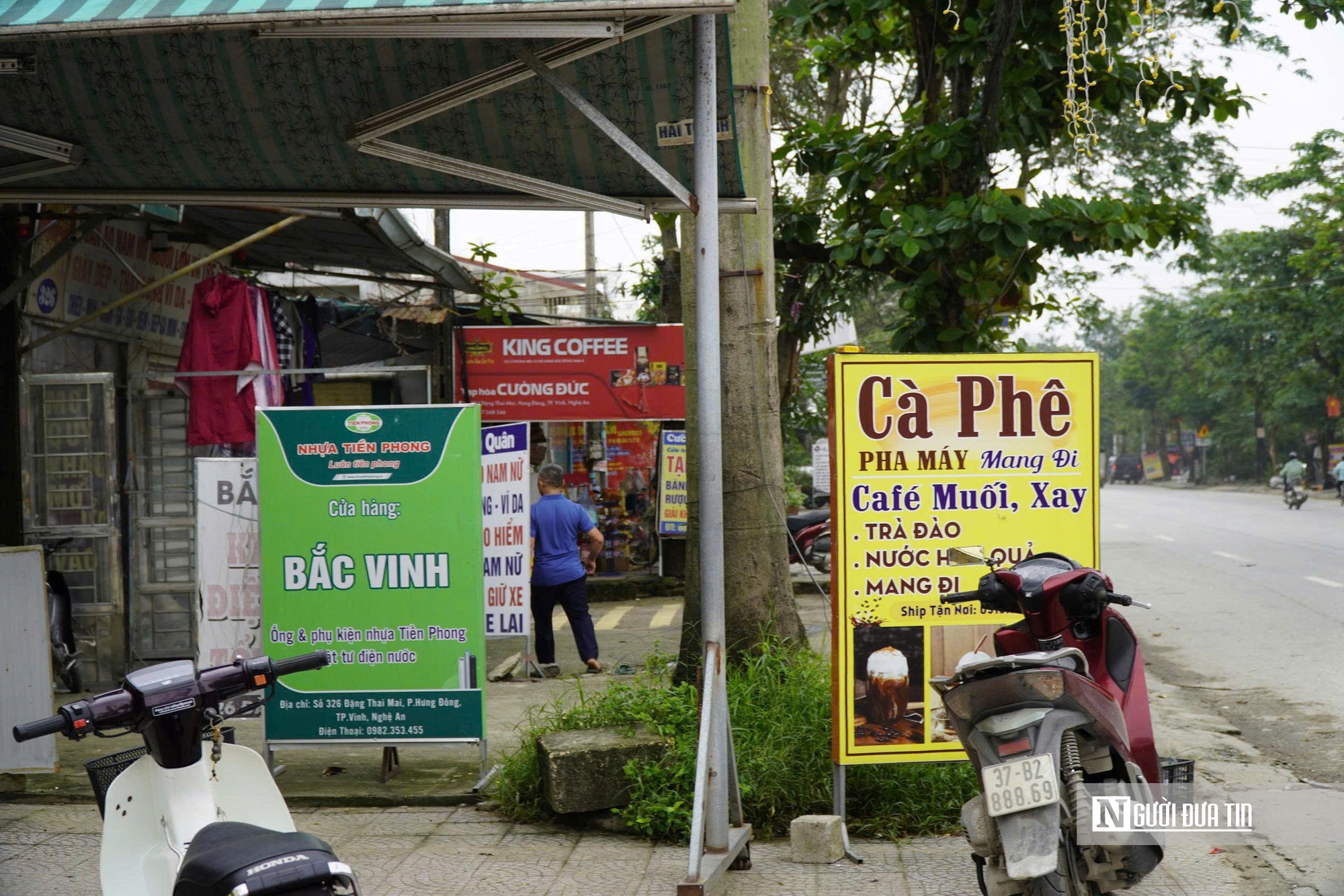 Nghệ An: Kiên quyết xử lý việc biển quảng cáo “lấn chiếm” vỉa hè đô thị- Ảnh 2. Nghệ An: Kiên quyết xử lý việc biển quảng cáo “lấn chiếm” vỉa hè đô thị- Ảnh 2.