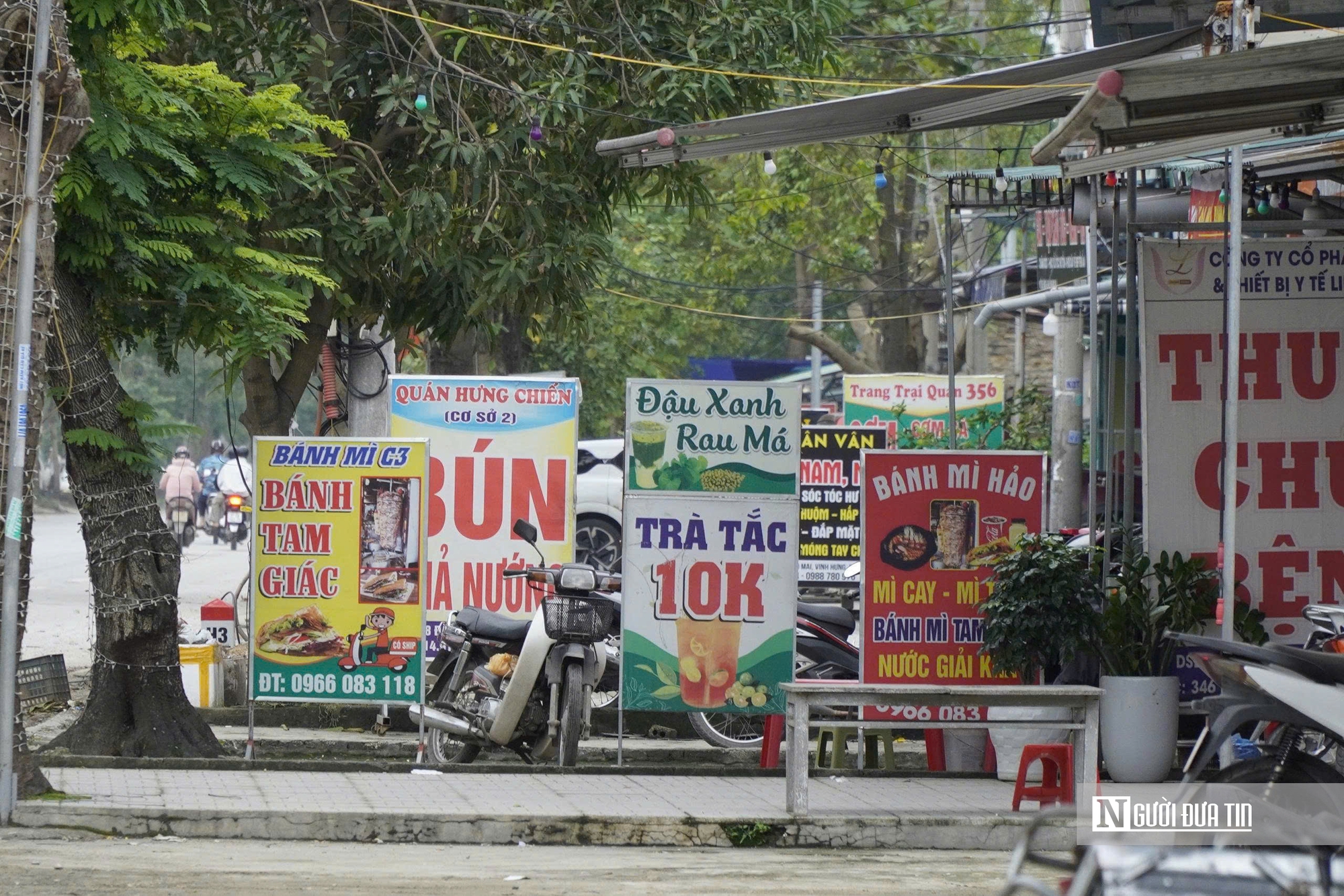 Nghệ An: Kiên quyết xử lý việc biển quảng cáo “lấn chiếm” vỉa hè đô thị- Ảnh 3. Nghệ An: Kiên quyết xử lý việc biển quảng cáo “lấn chiếm” vỉa hè đô thị- Ảnh 3.