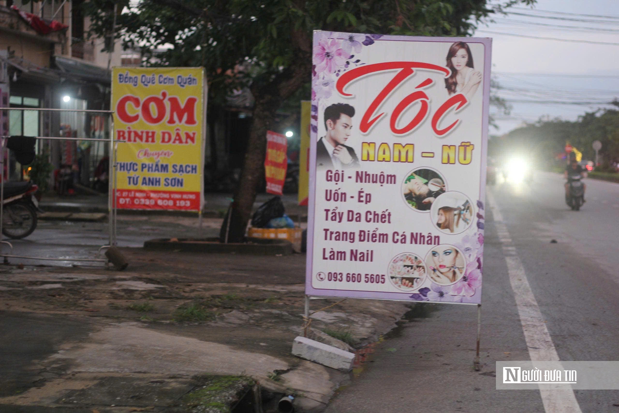 Nghệ An: Kiên quyết xử lý việc biển quảng cáo “lấn chiếm” vỉa hè đô thị- Ảnh 4. Nghệ An: Kiên quyết xử lý việc biển quảng cáo “lấn chiếm” vỉa hè đô thị- Ảnh 4.