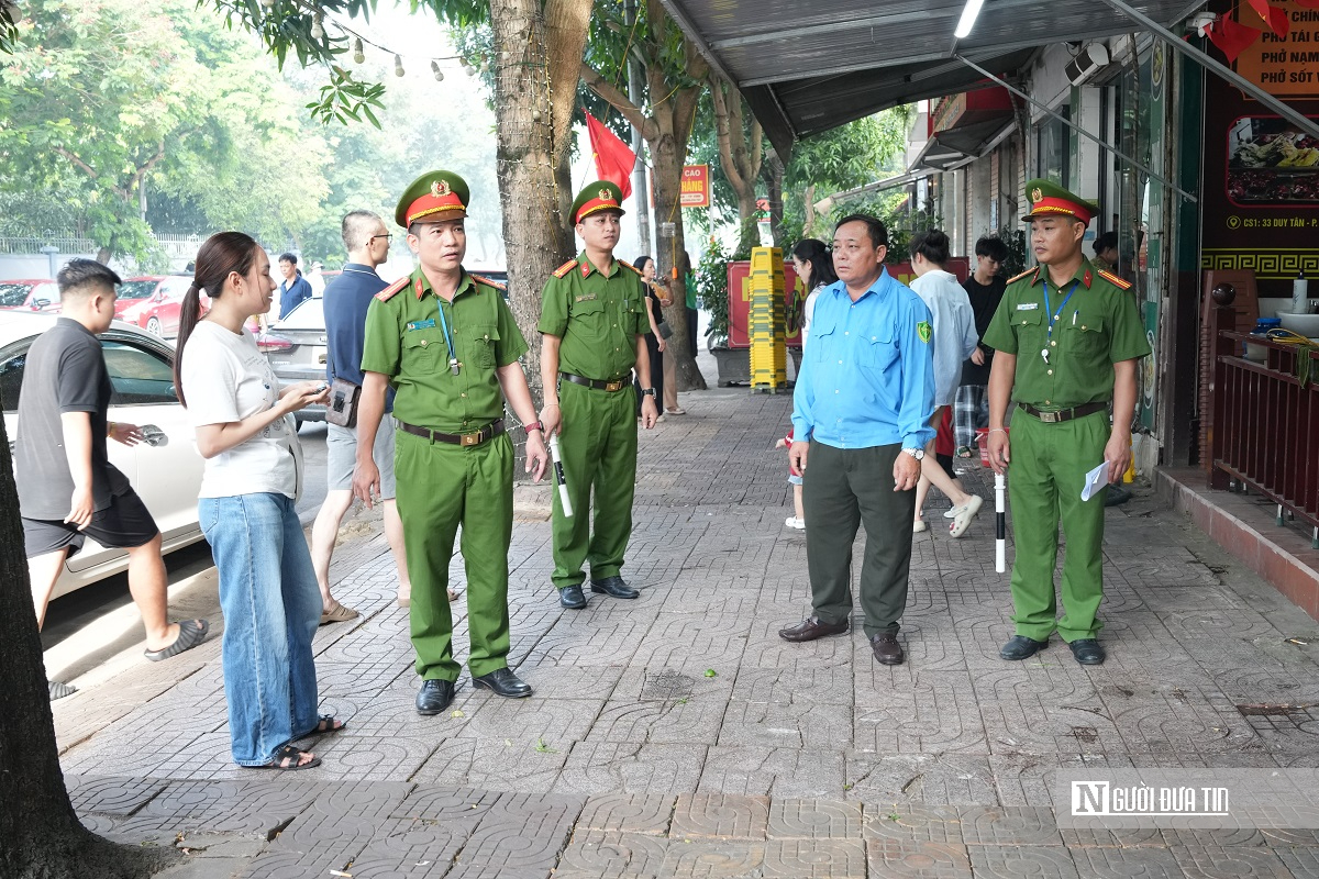 Nghệ An: Kiên quyết xử lý việc biển quảng cáo “lấn chiếm” vỉa hè đô thị- Ảnh 7. Nghệ An: Kiên quyết xử lý việc biển quảng cáo “lấn chiếm” vỉa hè đô thị- Ảnh 7.