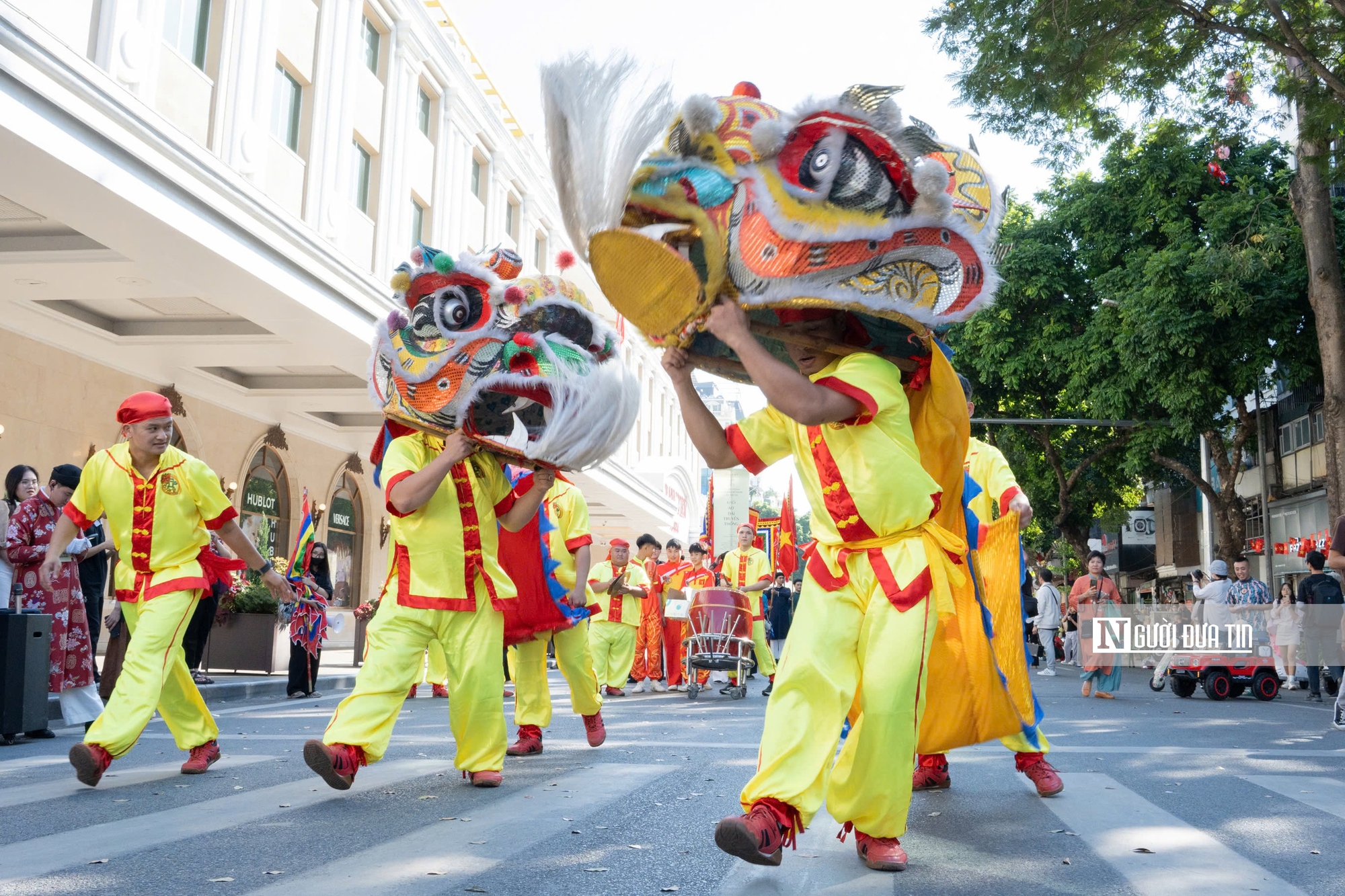 Rực rỡ sắc màu Việt phục trong ngày hội “Bách Hoa Bộ Hành”- Ảnh 1. Rực rỡ sắc màu Việt phục trong ngày hội “Bách Hoa Bộ Hành”- Ảnh 1.