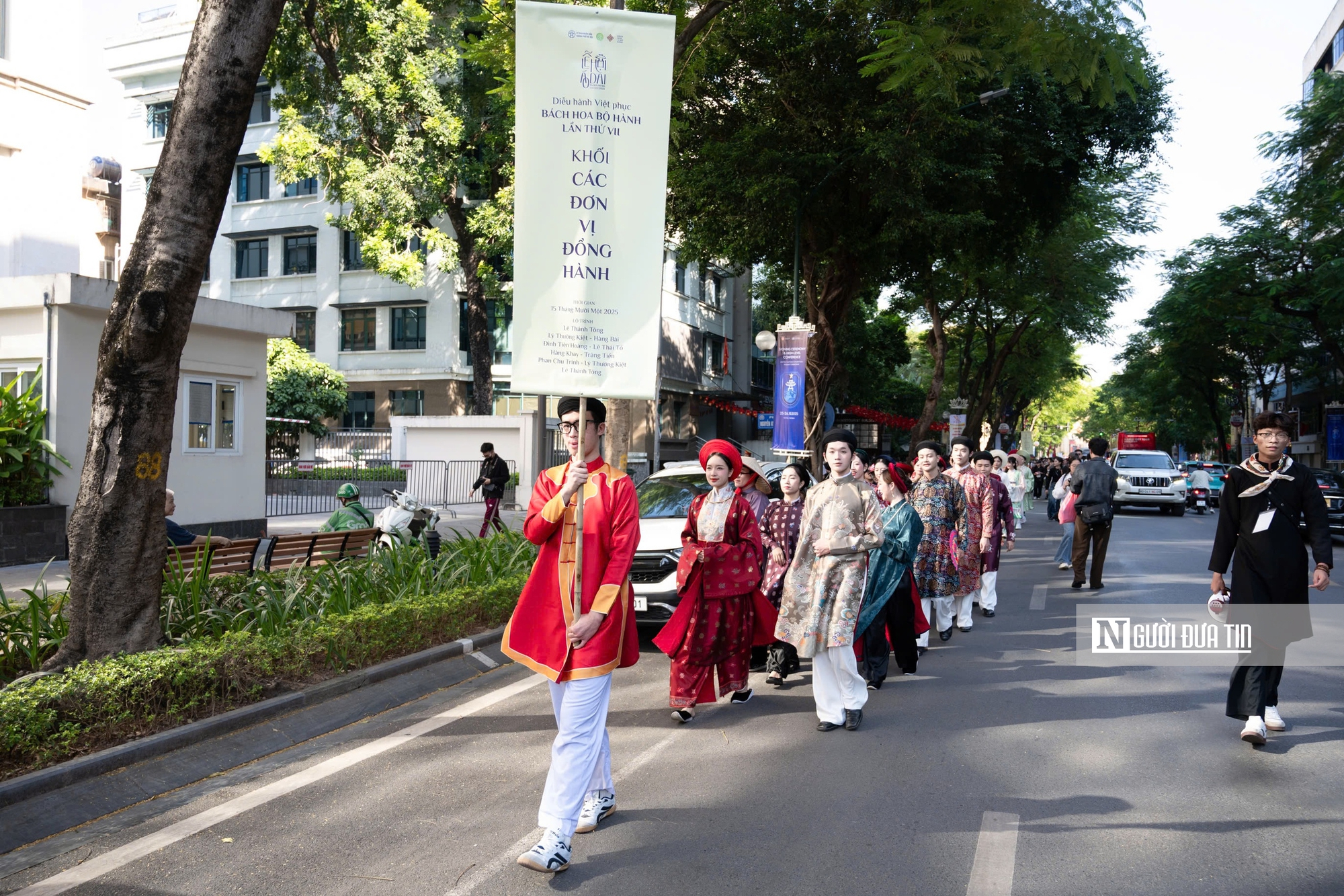 Rực rỡ sắc màu Việt phục trong ngày hội “Bách Hoa Bộ Hành”- Ảnh 2. Rực rỡ sắc màu Việt phục trong ngày hội “Bách Hoa Bộ Hành”- Ảnh 2.