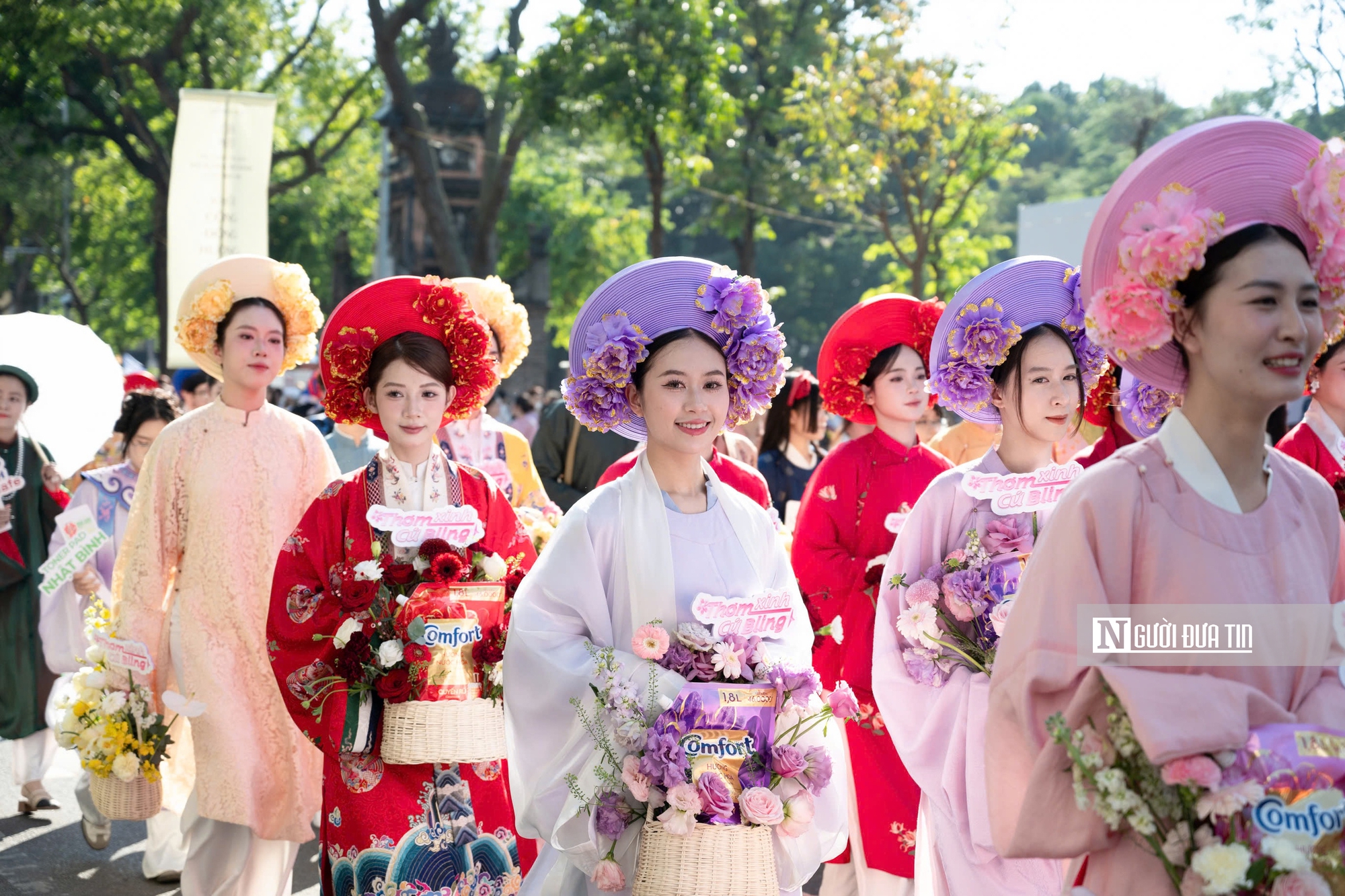 Rực rỡ sắc màu Việt phục trong ngày hội “Bách Hoa Bộ Hành”- Ảnh 3. Rực rỡ sắc màu Việt phục trong ngày hội “Bách Hoa Bộ Hành”- Ảnh 3.