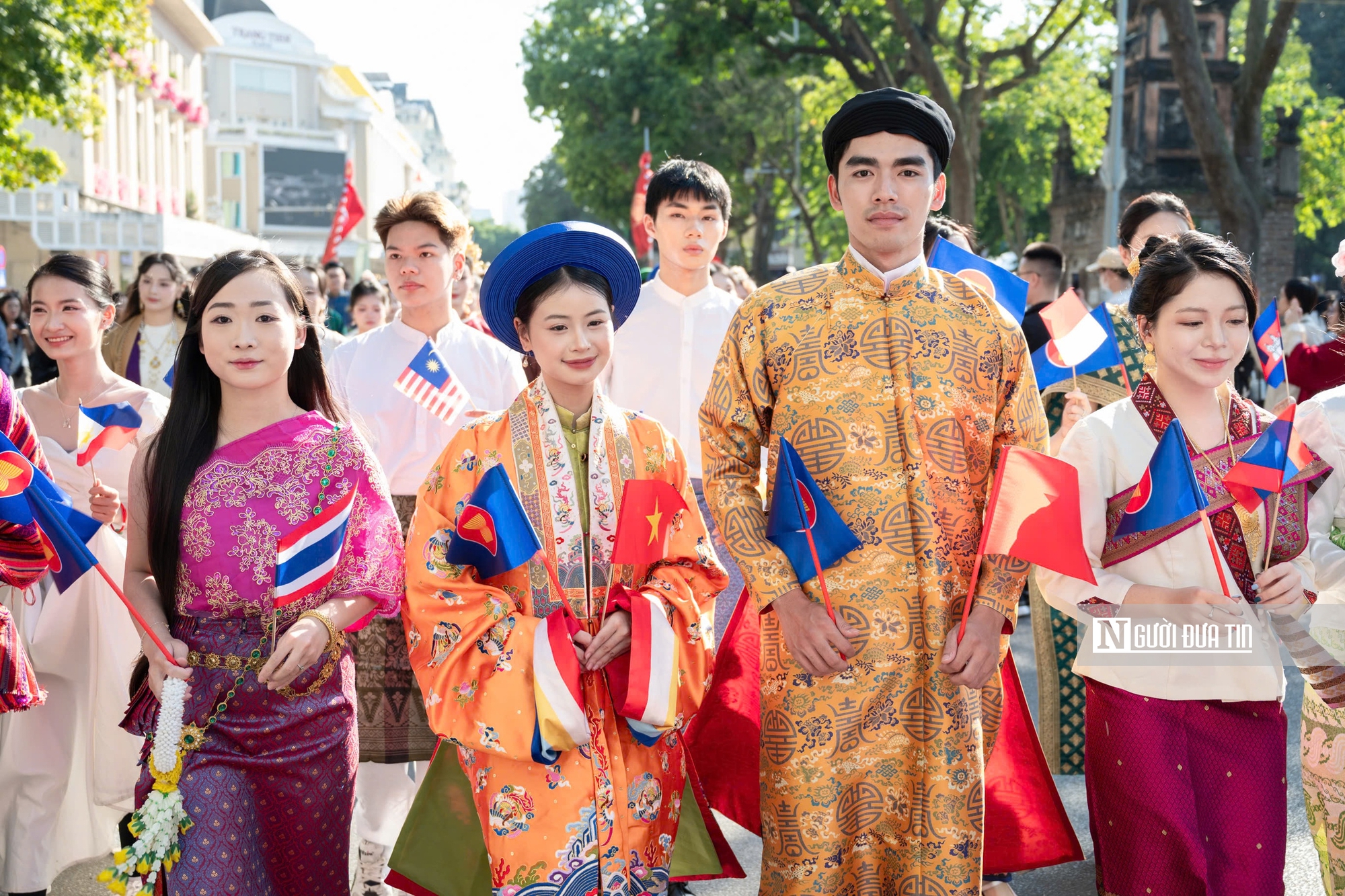 Rực rỡ sắc màu Việt phục trong ngày hội “Bách Hoa Bộ Hành”- Ảnh 4. Rực rỡ sắc màu Việt phục trong ngày hội “Bách Hoa Bộ Hành”- Ảnh 4.