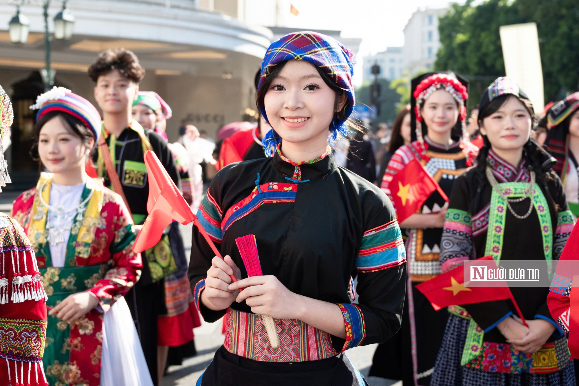 Rực rỡ sắc màu Việt phục trong ngày hội “Bách Hoa Bộ Hành”- Ảnh 5. Rực rỡ sắc màu Việt phục trong ngày hội “Bách Hoa Bộ Hành”- Ảnh 5.
