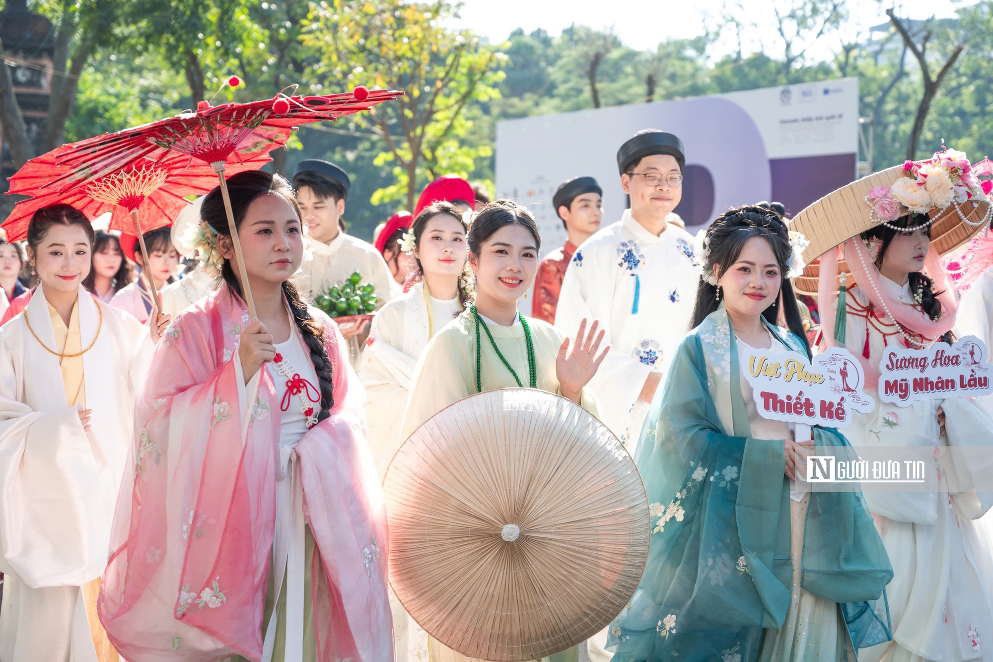 Rực rỡ sắc màu Việt phục trong ngày hội “Bách Hoa Bộ Hành”- Ảnh 6. Rực rỡ sắc màu Việt phục trong ngày hội “Bách Hoa Bộ Hành”- Ảnh 6.