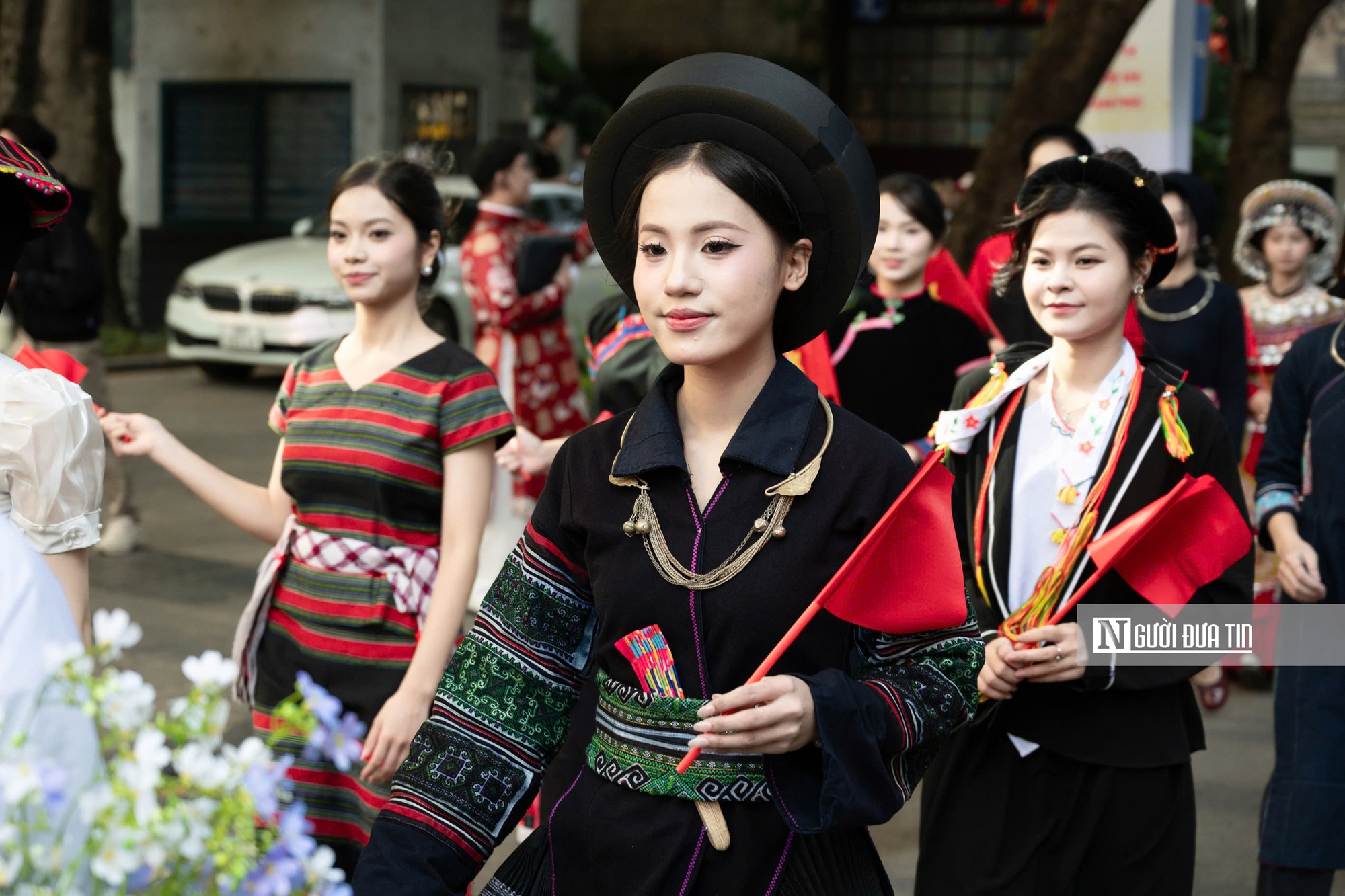Rực rỡ sắc màu Việt phục trong ngày hội “Bách Hoa Bộ Hành”- Ảnh 7. Rực rỡ sắc màu Việt phục trong ngày hội “Bách Hoa Bộ Hành”- Ảnh 7.