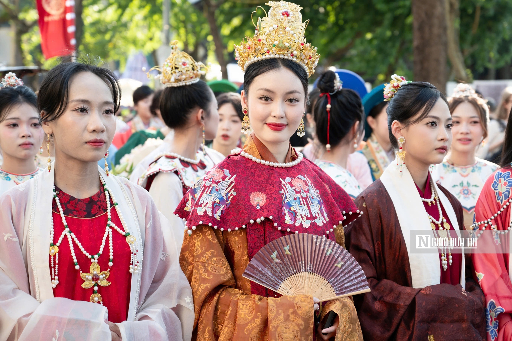 Rực rỡ sắc màu Việt phục trong ngày hội “Bách Hoa Bộ Hành”- Ảnh 9. Rực rỡ sắc màu Việt phục trong ngày hội “Bách Hoa Bộ Hành”- Ảnh 9.