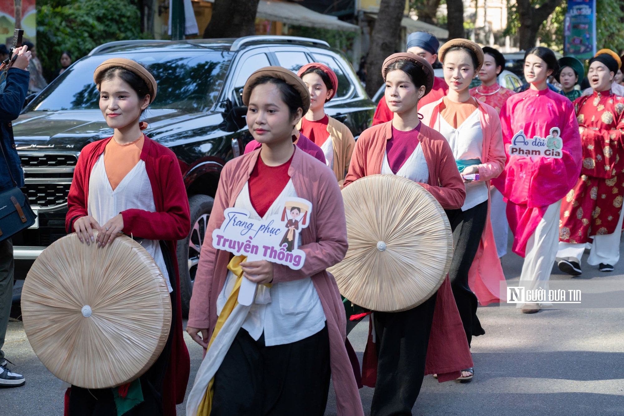 Rực rỡ sắc màu Việt phục trong ngày hội “Bách Hoa Bộ Hành”- Ảnh 10. Rực rỡ sắc màu Việt phục trong ngày hội “Bách Hoa Bộ Hành”- Ảnh 10.