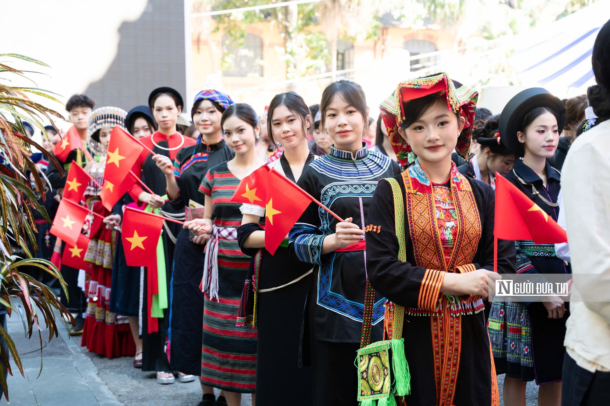 Rực rỡ sắc màu Việt phục trong ngày hội “Bách Hoa Bộ Hành”- Ảnh 11. Rực rỡ sắc màu Việt phục trong ngày hội “Bách Hoa Bộ Hành”- Ảnh 11.