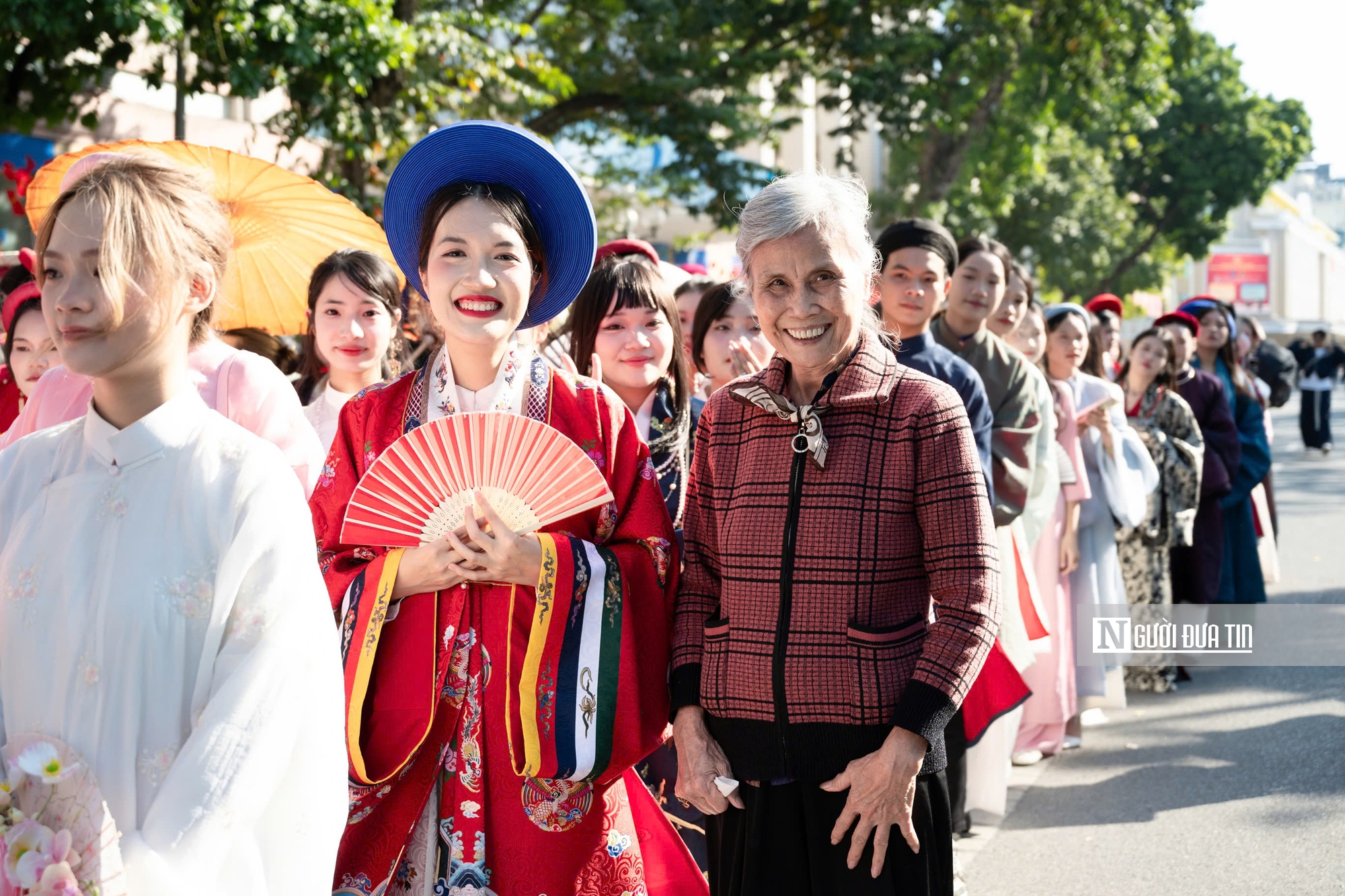 Rực rỡ sắc màu Việt phục trong ngày hội “Bách Hoa Bộ Hành”- Ảnh 12. Rực rỡ sắc màu Việt phục trong ngày hội “Bách Hoa Bộ Hành”- Ảnh 12.