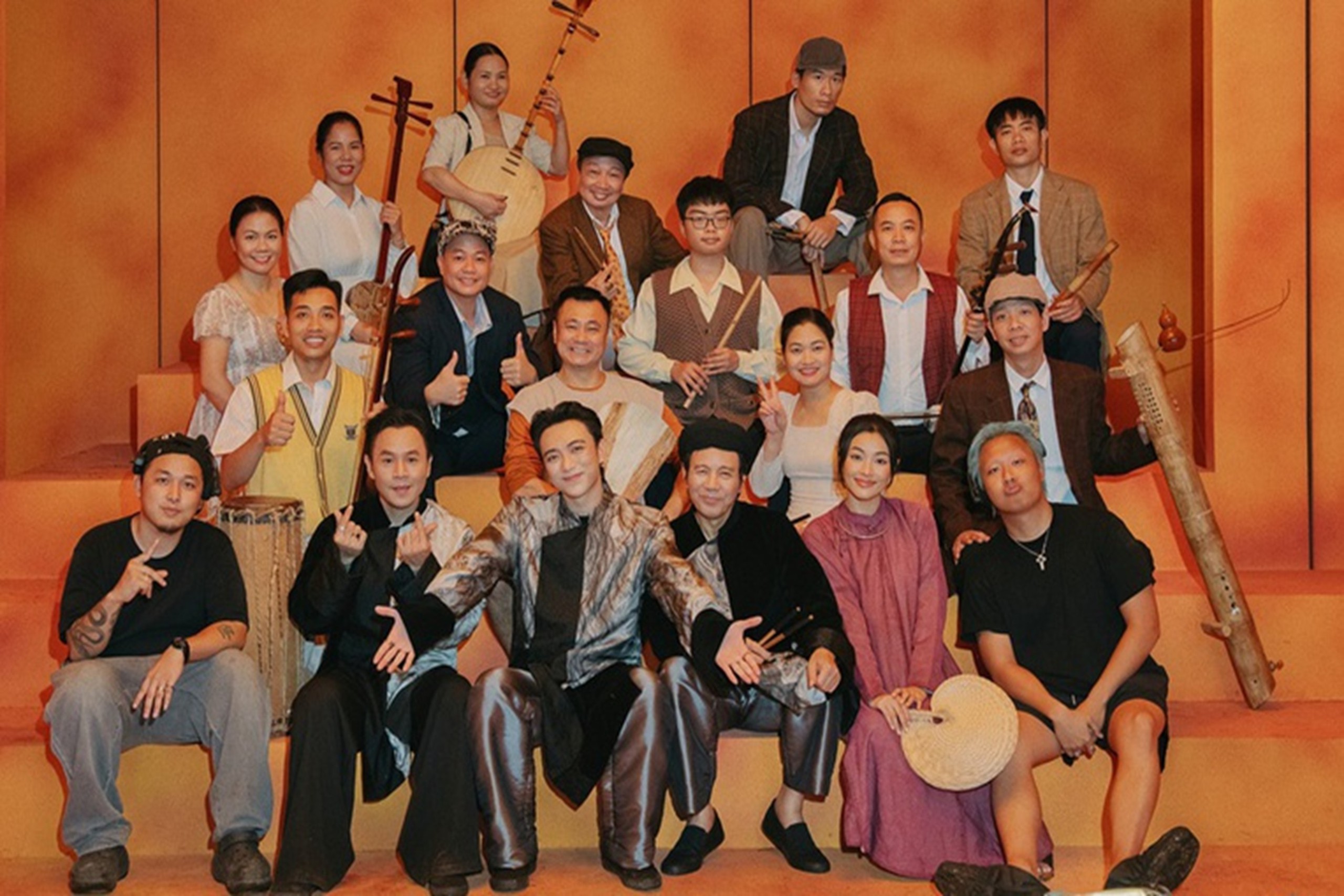 NSND Tự Long bị "gái xinh chỉ thẳng mặt" - Ảnh 1.