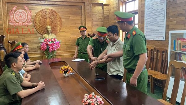 Cày nát khoai trên đất nhà mình, người đàn ông bị bắt tạm giam- Ảnh 1. Cày nát khoai trên đất nhà mình, người đàn ông bị bắt tạm giam- Ảnh 1.