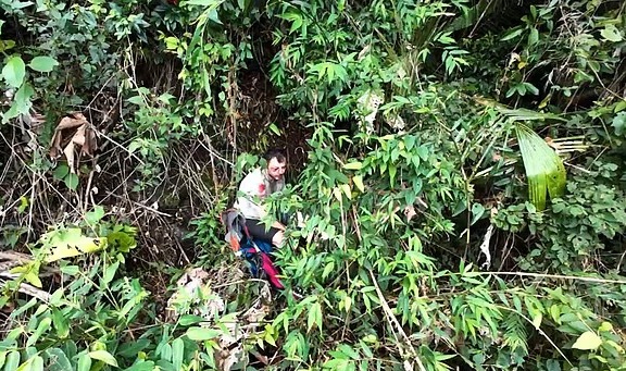 Người nhảy dù đâm đầu vào vách đá, thoát chết nhờ “phép màu”- Ảnh 2. Người nhảy dù đâm đầu vào vách đá, thoát chết nhờ “phép màu”- Ảnh 2.