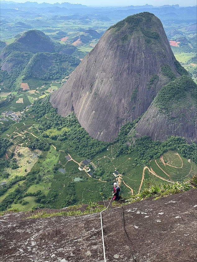 Người nhảy dù đâm đầu vào vách đá, thoát chết nhờ “phép màu”- Ảnh 1. Người nhảy dù đâm đầu vào vách đá, thoát chết nhờ “phép màu”- Ảnh 1.