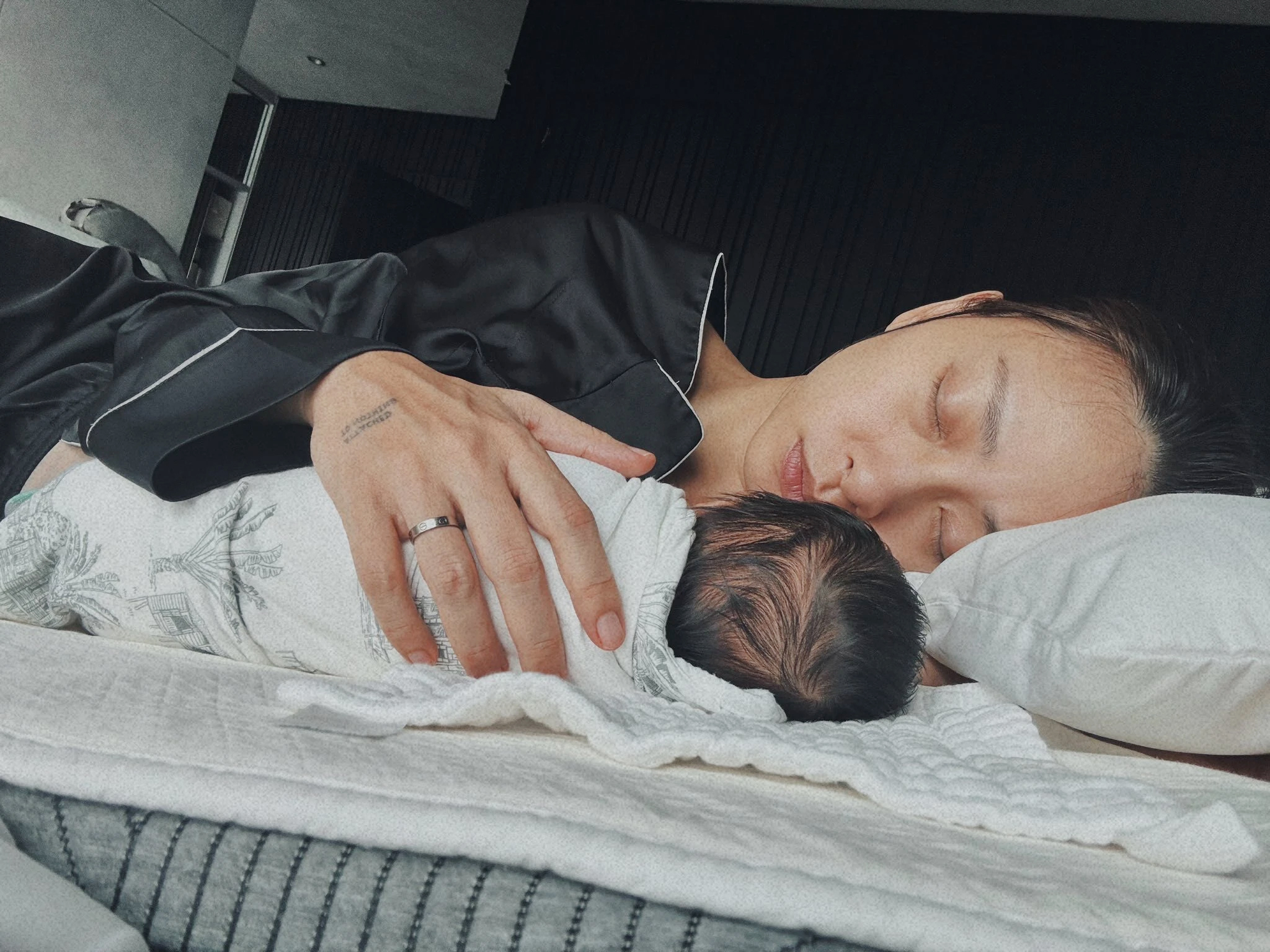 "Đả nữ" Ngô Thanh Vân tiết lộ cuộc sống mẹ bỉm sữa ở tuổi 46- Ảnh 1. "Đả nữ" Ngô Thanh Vân tiết lộ cuộc sống mẹ bỉm sữa ở tuổi 46- Ảnh 1.