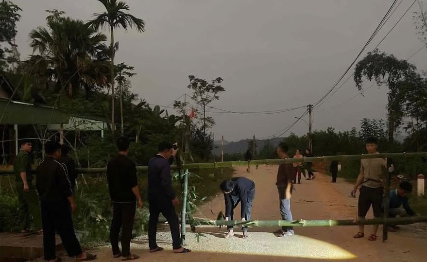 Hà Tĩnh: Sơ tán khẩn cấp các hộ dân khi xuất hiện vết nứt kéo dài trên núi- Ảnh 3. Hà Tĩnh: Sơ tán khẩn cấp các hộ dân khi xuất hiện vết nứt kéo dài trên núi- Ảnh 3.