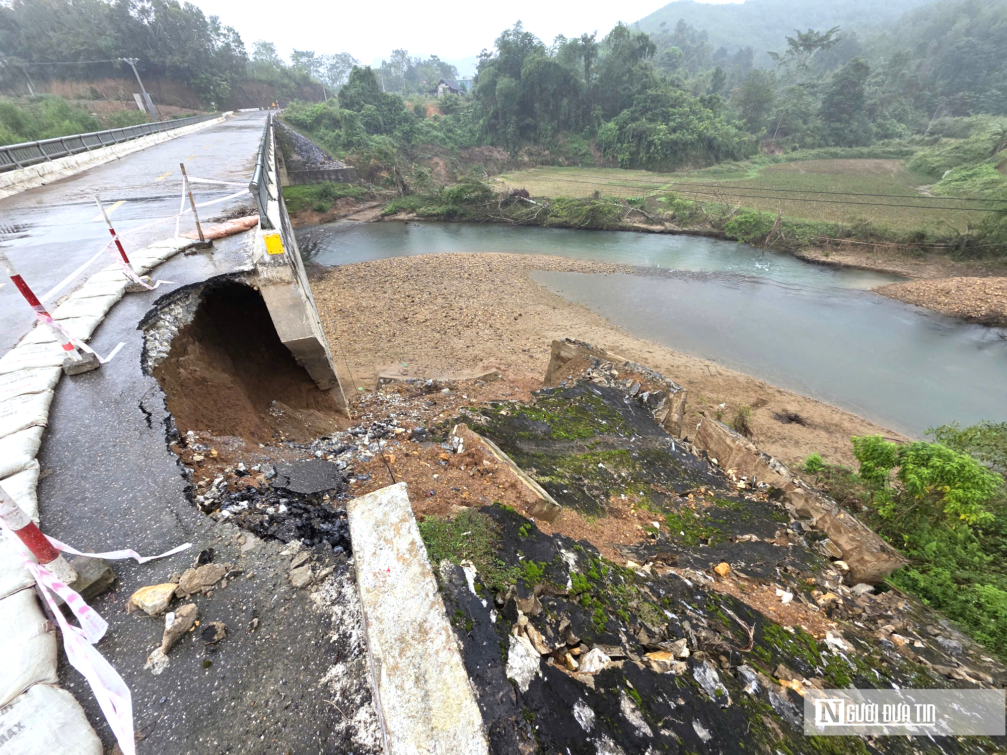 Cận cảnh tuyến quốc lộ có hàng loạt điểm sạt lở nghiêm trọng- Ảnh 5. Cận cảnh tuyến quốc lộ có hàng loạt điểm sạt lở nghiêm trọng- Ảnh 5.