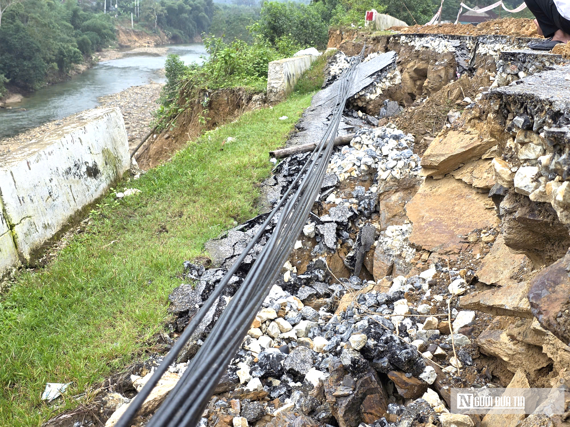 Cận cảnh tuyến quốc lộ có hàng loạt điểm sạt lở nghiêm trọng- Ảnh 4. Cận cảnh tuyến quốc lộ có hàng loạt điểm sạt lở nghiêm trọng- Ảnh 4.