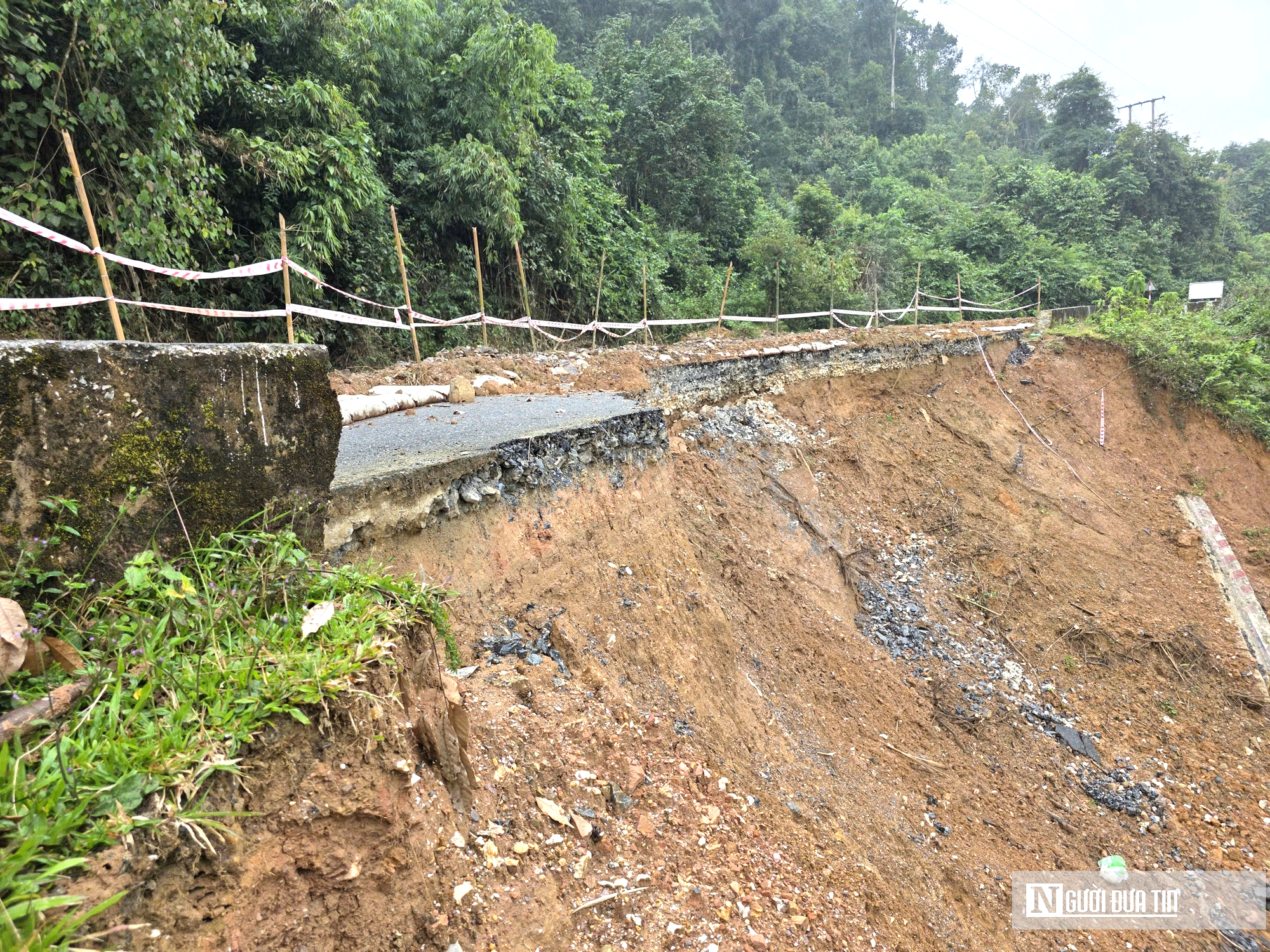 Cận cảnh tuyến quốc lộ có hàng loạt điểm sạt lở nghiêm trọng- Ảnh 3. Cận cảnh tuyến quốc lộ có hàng loạt điểm sạt lở nghiêm trọng- Ảnh 3.