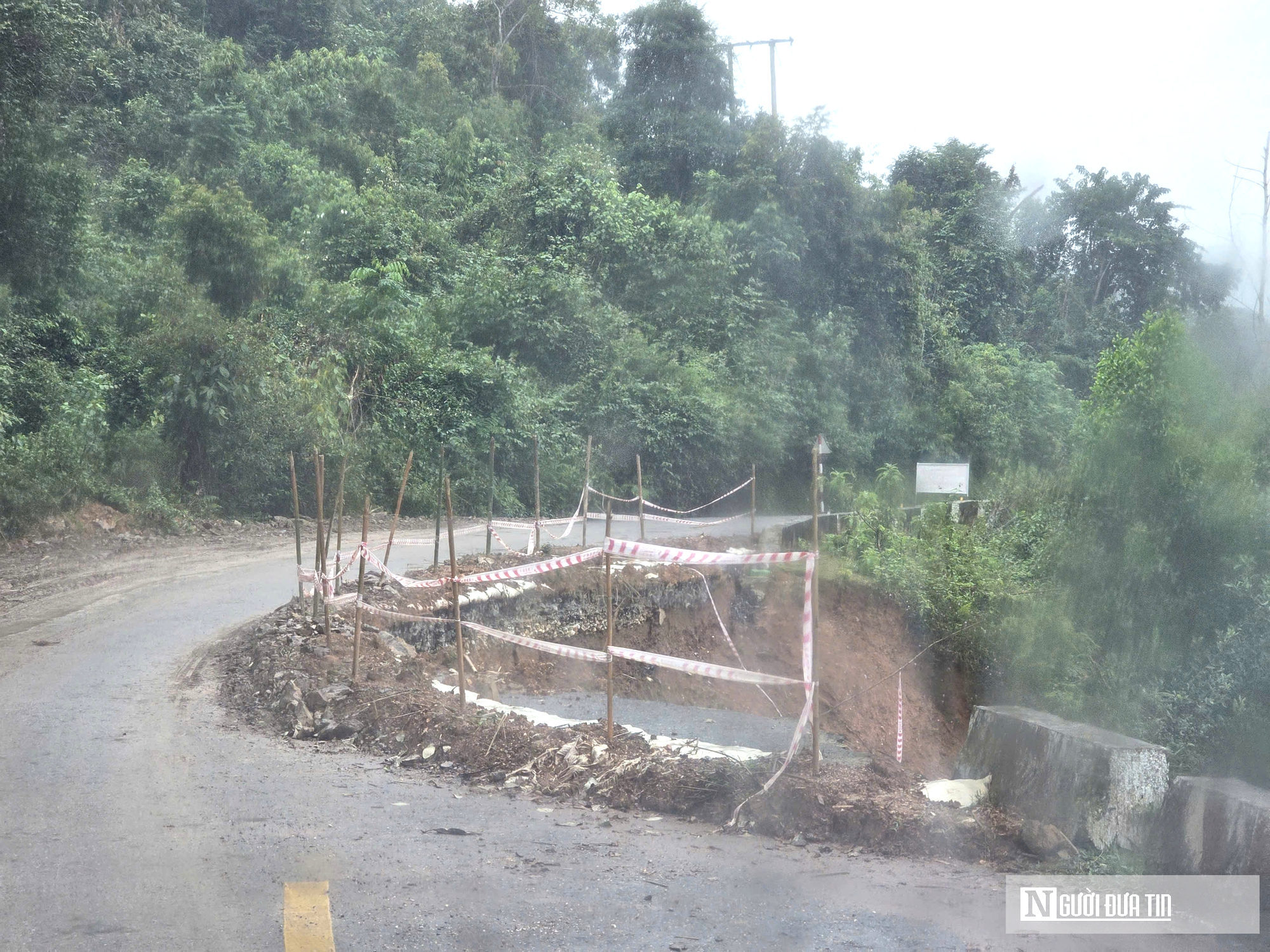 Cận cảnh tuyến quốc lộ có hàng loạt điểm sạt lở nghiêm trọng- Ảnh 2. Cận cảnh tuyến quốc lộ có hàng loạt điểm sạt lở nghiêm trọng- Ảnh 2.