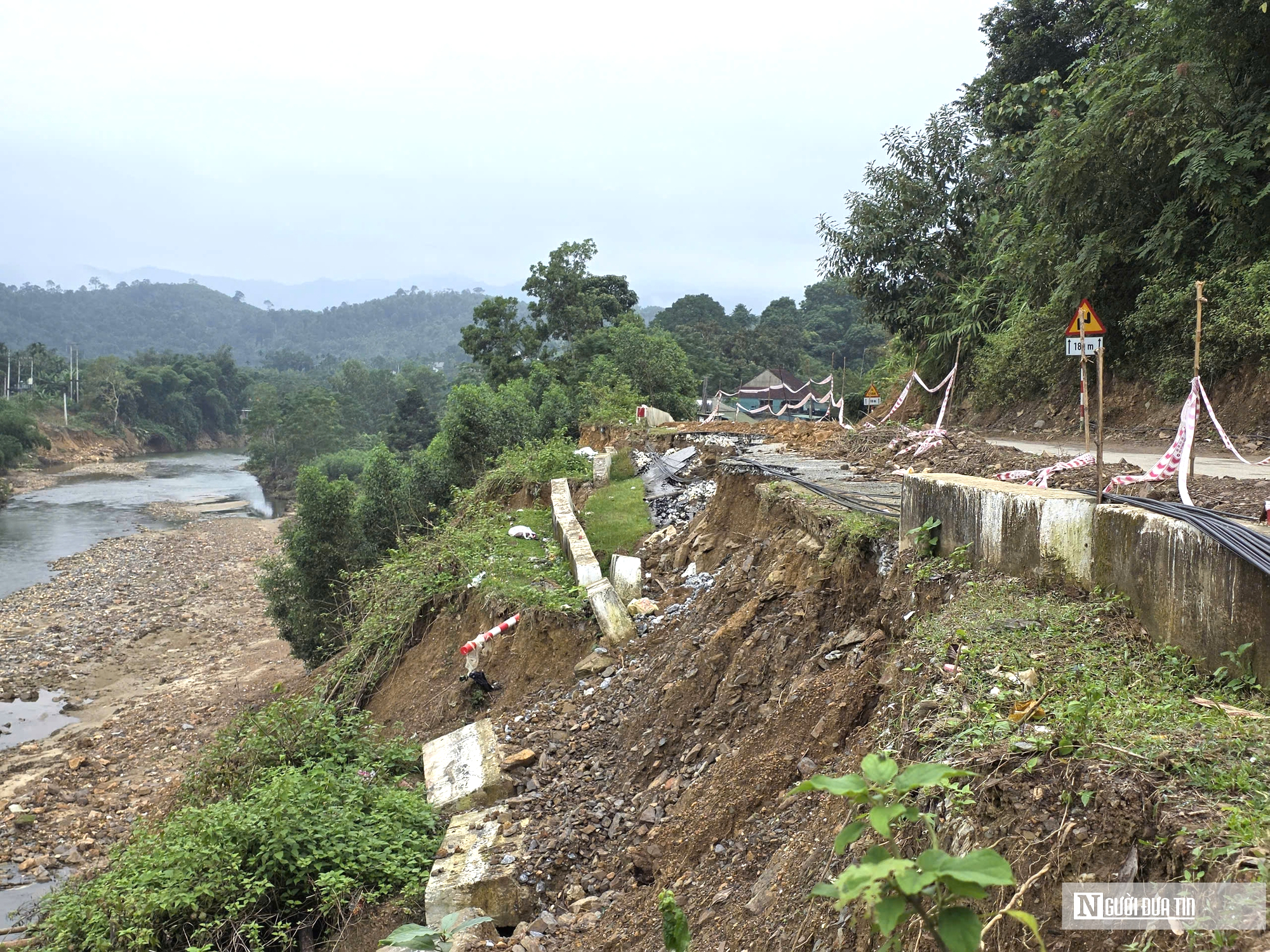 Cận cảnh tuyến quốc lộ có hàng loạt điểm sạt lở nghiêm trọng- Ảnh 1. Cận cảnh tuyến quốc lộ có hàng loạt điểm sạt lở nghiêm trọng- Ảnh 1.