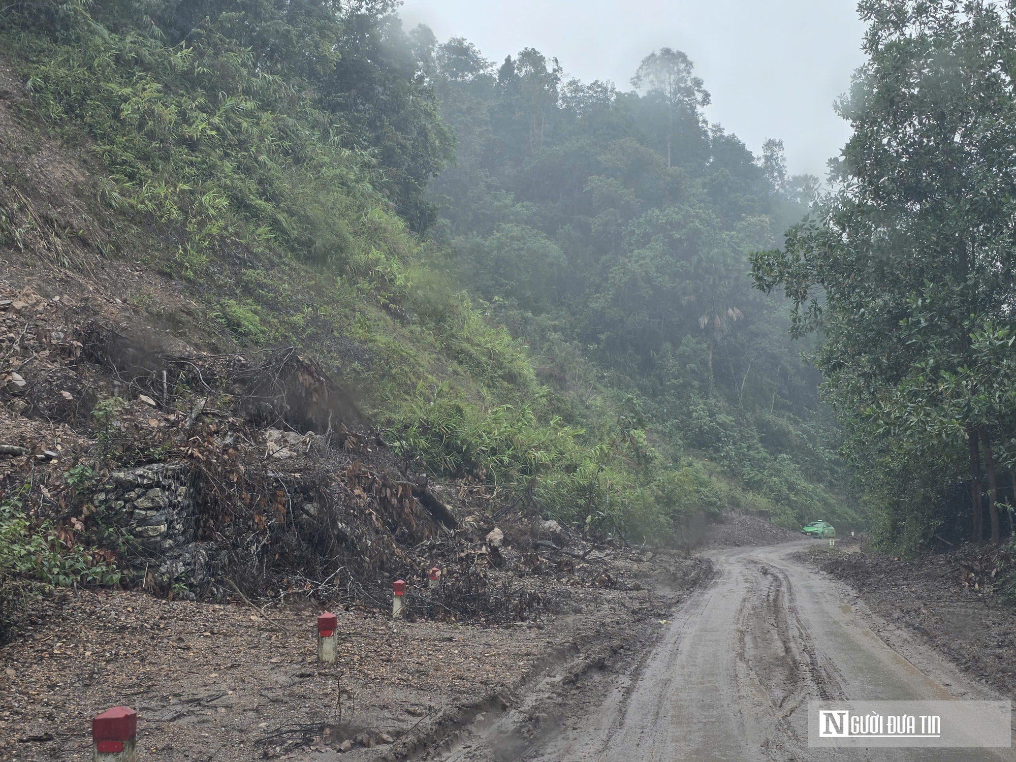 Cận cảnh tuyến quốc lộ có hàng loạt điểm sạt lở nghiêm trọng- Ảnh 9. Cận cảnh tuyến quốc lộ có hàng loạt điểm sạt lở nghiêm trọng- Ảnh 9.