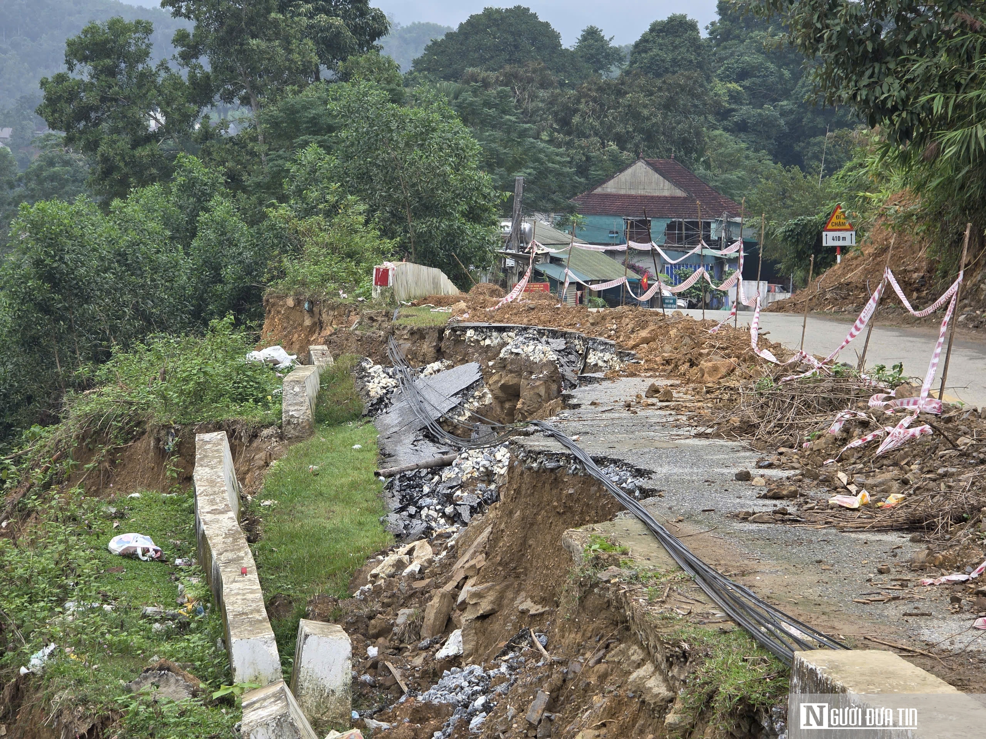 Cận cảnh tuyến quốc lộ có hàng loạt điểm sạt lở nghiêm trọng- Ảnh 10. Cận cảnh tuyến quốc lộ có hàng loạt điểm sạt lở nghiêm trọng- Ảnh 10.