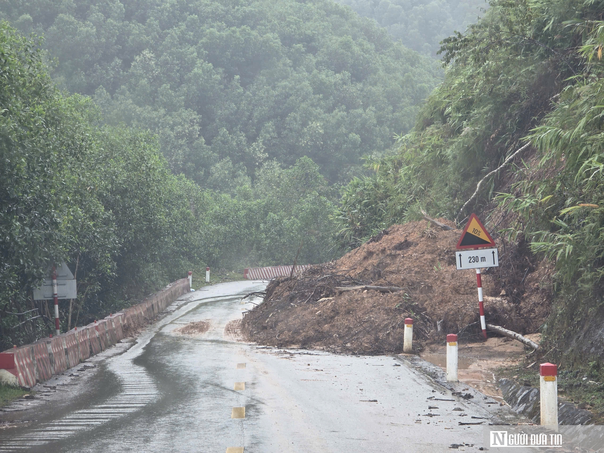 Cận cảnh tuyến quốc lộ có hàng loạt điểm sạt lở nghiêm trọng- Ảnh 7. Cận cảnh tuyến quốc lộ có hàng loạt điểm sạt lở nghiêm trọng- Ảnh 7.