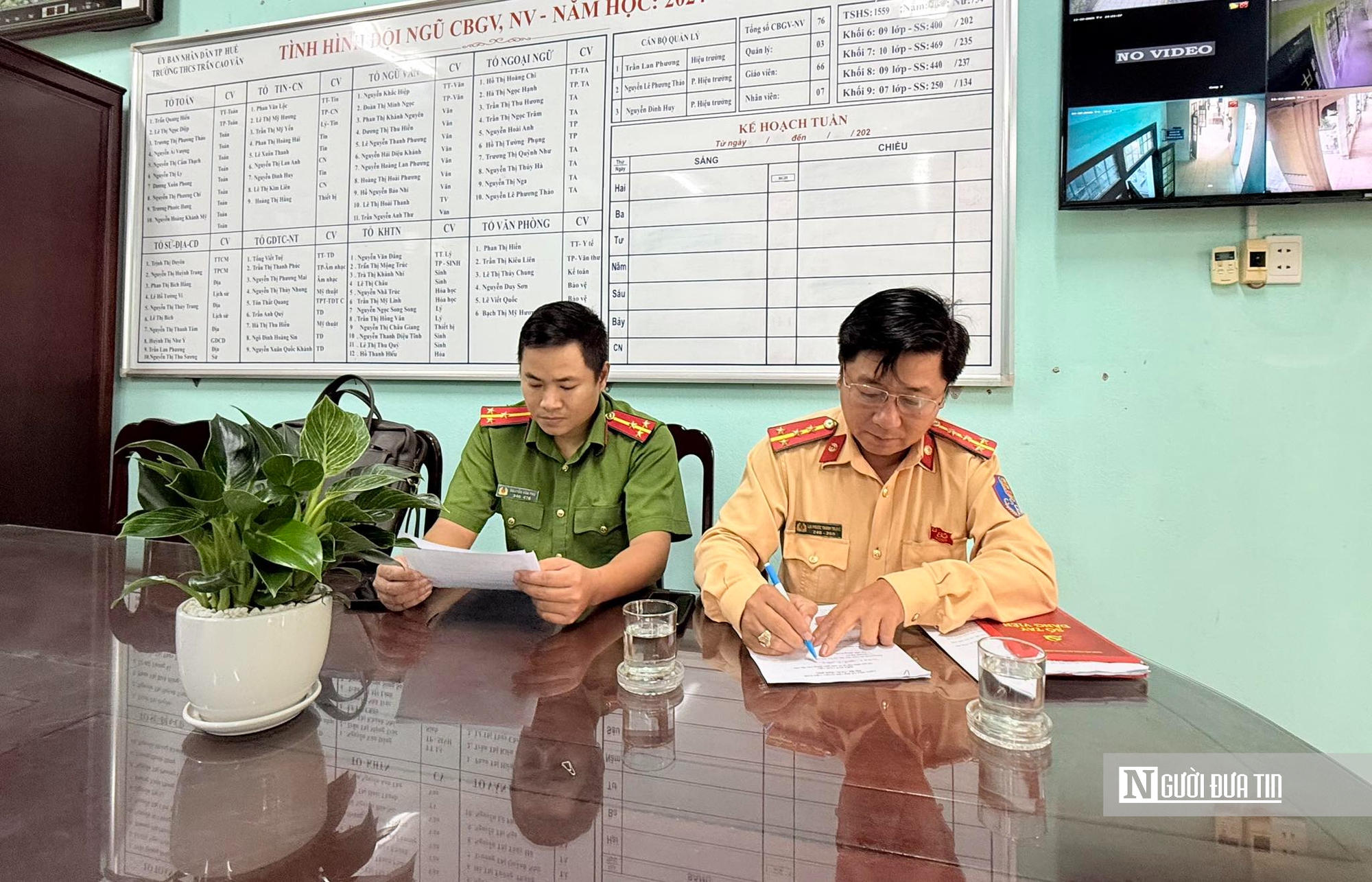 Huế: Gửi thông báo học sinh vi phạm TTATGT về nhà trường để xử lý- Ảnh 1. Huế: Gửi thông báo học sinh vi phạm TTATGT về nhà trường để xử lý- Ảnh 1.