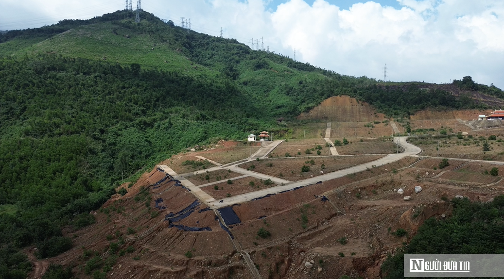 VIDEO: Cận cảnh nghĩa trang nằm vị trí “đẹp nhưng hiểm” trên đỉnh đèo ở Huế- Ảnh 1. VIDEO: Cận cảnh nghĩa trang nằm vị trí “đẹp nhưng hiểm” trên đỉnh đèo ở Huế- Ảnh 1.