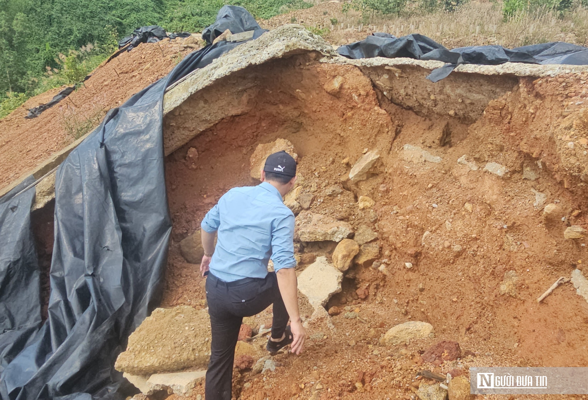 VIDEO: Cận cảnh nghĩa trang nằm vị trí “đẹp nhưng hiểm” trên đỉnh đèo ở Huế- Ảnh 2. VIDEO: Cận cảnh nghĩa trang nằm vị trí “đẹp nhưng hiểm” trên đỉnh đèo ở Huế- Ảnh 2.