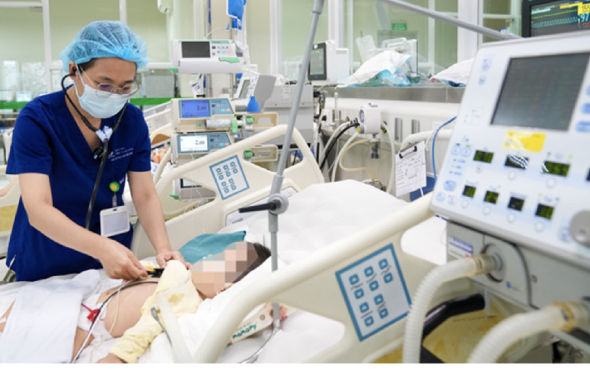 Bé trai 2 tuổi nguy kịch vì uống thứ nước màu đẹp "lạ"- Ảnh 1.