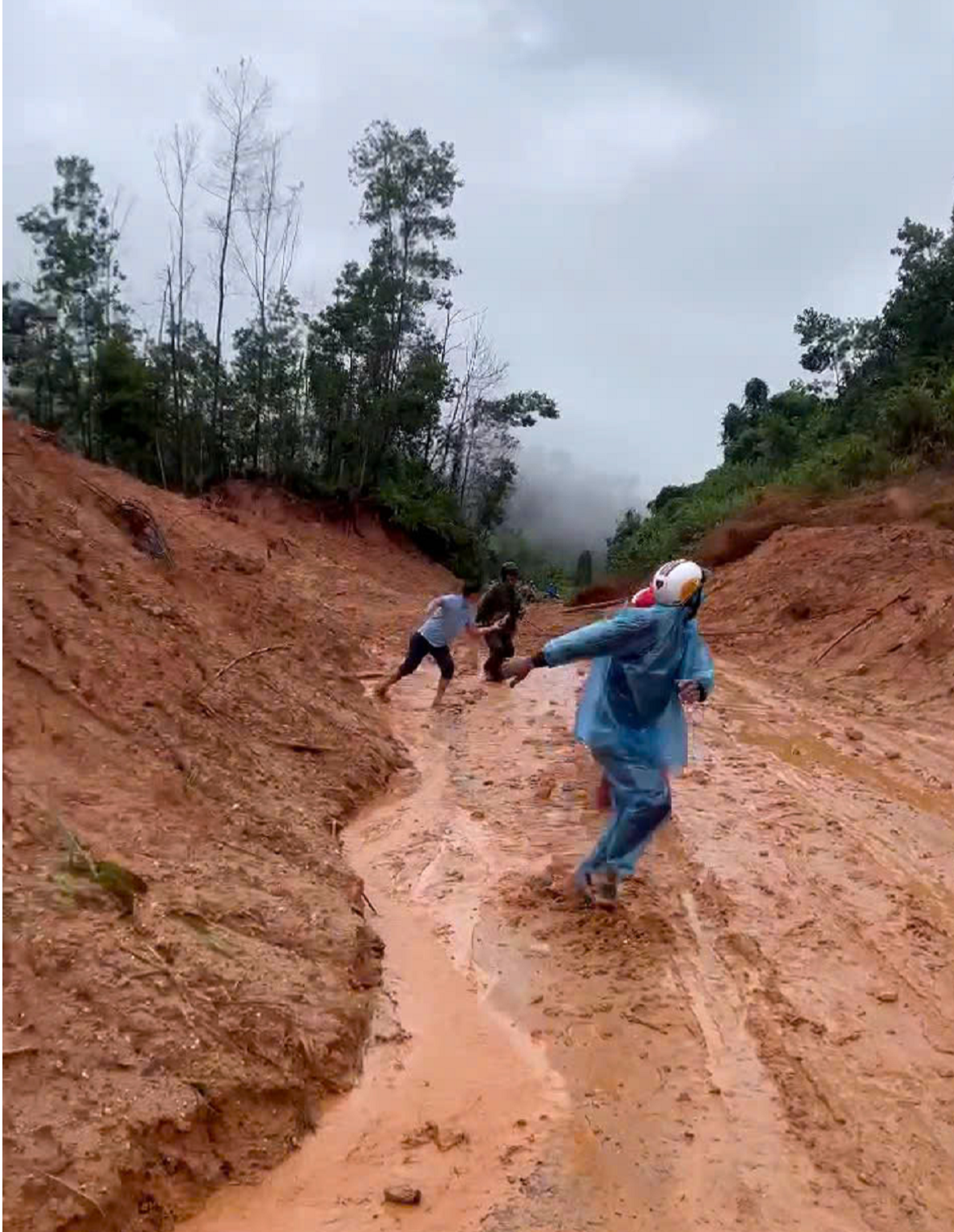 Đất đá trên núi bất ngờ ào ạt trút xuống, người dân vứt xe máy tháo chạy- Ảnh 1. Đất đá trên núi bất ngờ ào ạt trút xuống, người dân vứt xe máy tháo chạy- Ảnh 1.