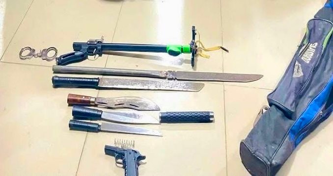 Nhóm thiếu niên quay clip khoe dao nhằm "dằn mặt online"- Ảnh 1. Nhóm thiếu niên quay clip khoe dao nhằm "dằn mặt online"- Ảnh 1.