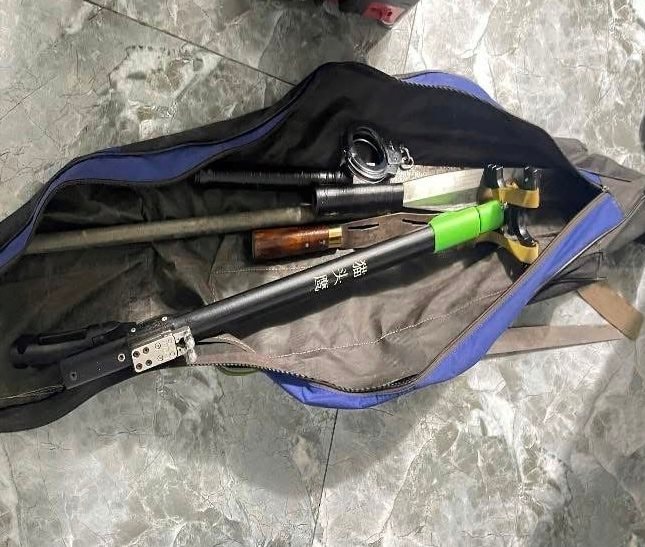 Nhóm thiếu niên quay clip khoe dao nhằm "dằn mặt online"- Ảnh 2. Nhóm thiếu niên quay clip khoe dao nhằm "dằn mặt online"- Ảnh 2.