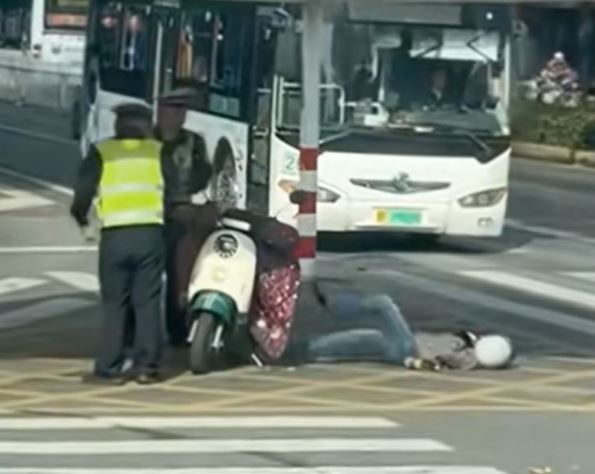 Bị CSGT phạt tiền, người phụ nữ nằm giữa đường giãy giụa- Ảnh 1. Bị CSGT phạt tiền, người phụ nữ nằm giữa đường giãy giụa- Ảnh 1.