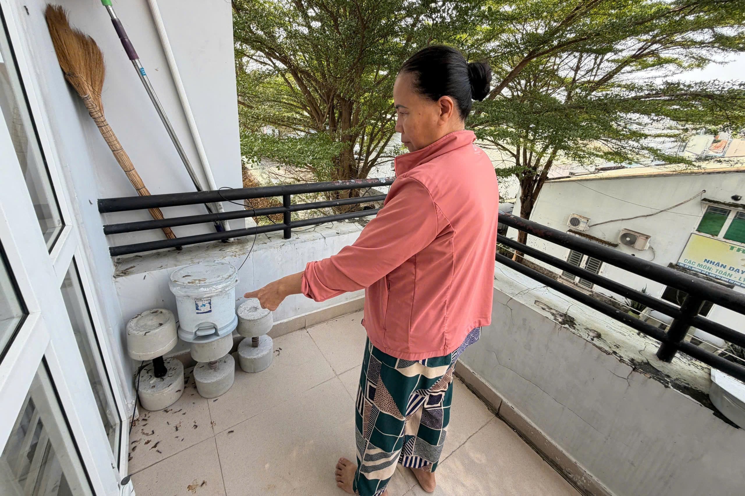 Hãi hùng cảnh tượng hàng nghìn con sâu róm bò vào nhà dân- Ảnh 3. Hãi hùng cảnh tượng hàng nghìn con sâu róm bò vào nhà dân- Ảnh 3.