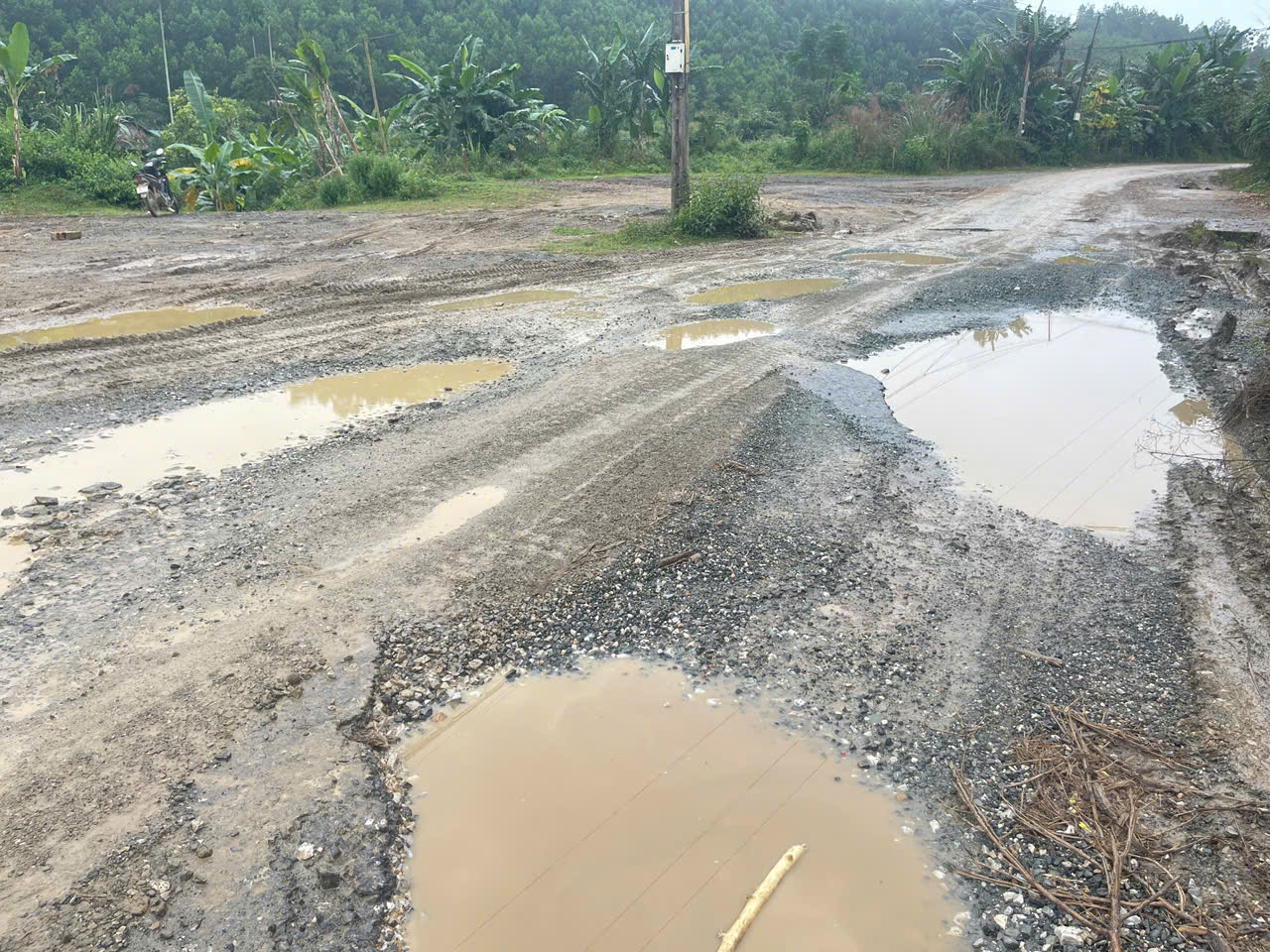 Con đường xuống cấp nghiêm trọng, ổ voi ổ gà thành vũng nước thả vịt- Ảnh 3.
