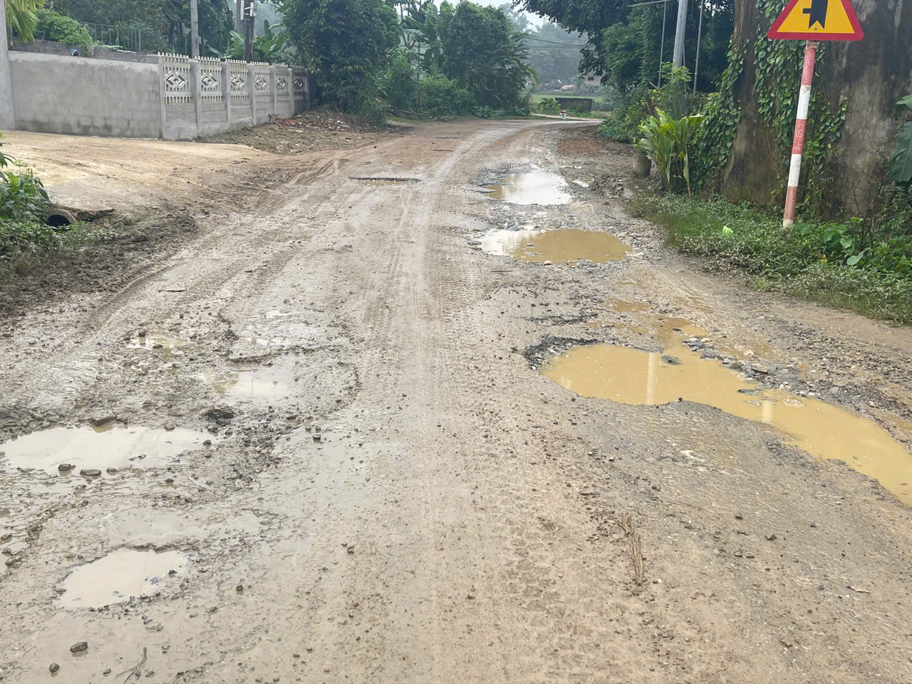 Con đường xuống cấp nghiêm trọng, ổ voi ổ gà thành vũng nước thả vịt- Ảnh 4.
