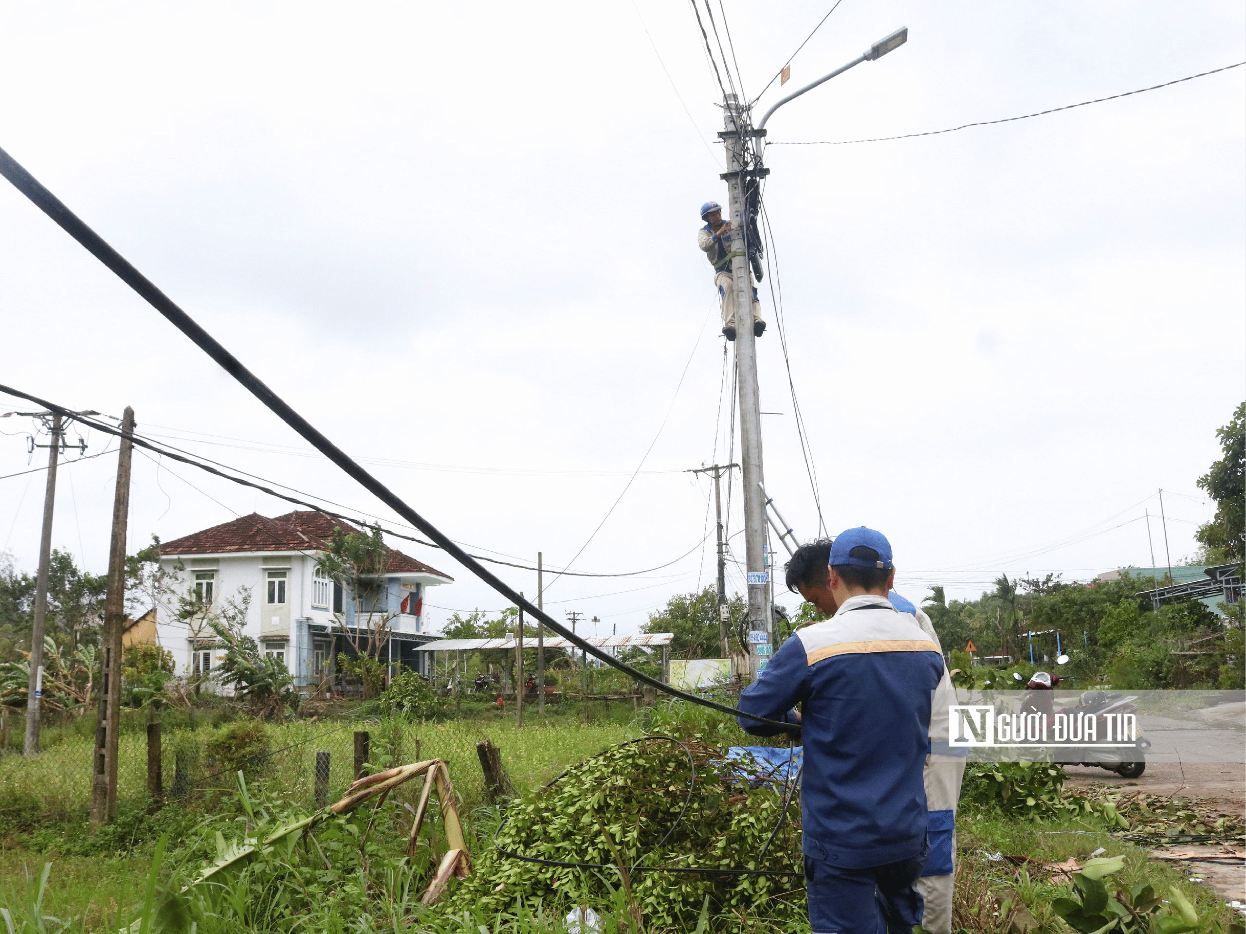 Đà Nẵng: Khẩn trương khắc phục hậu quả lốc xoáy - Ảnh 15.