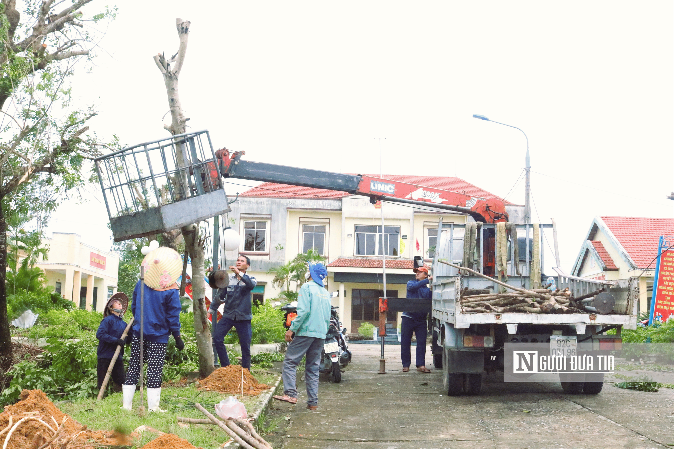 Đà Nẵng: Khẩn trương khắc phục hậu quả lốc xoáy - Ảnh 8.