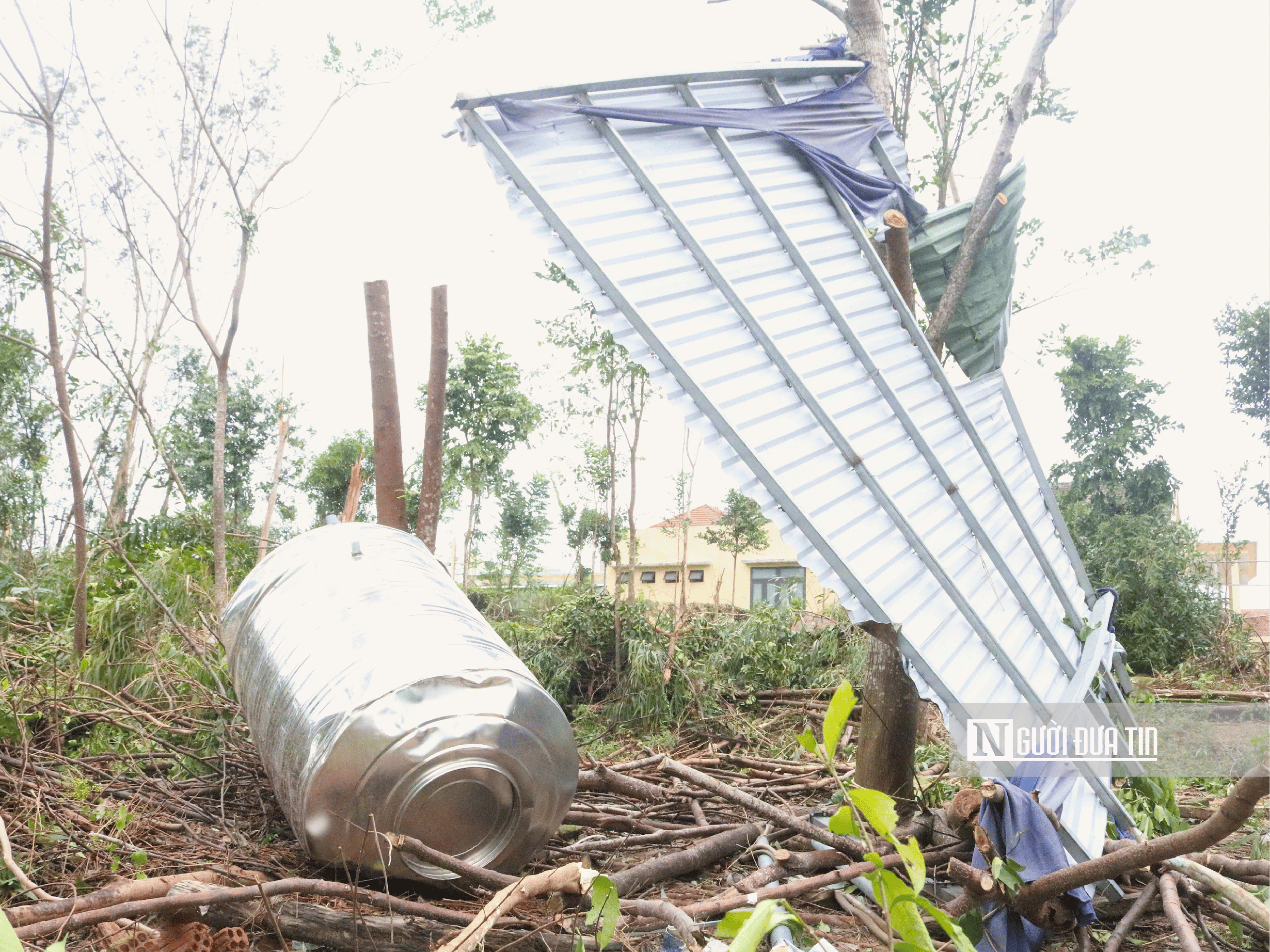 Đà Nẵng: Khẩn trương khắc phục hậu quả lốc xoáy - Ảnh 10.