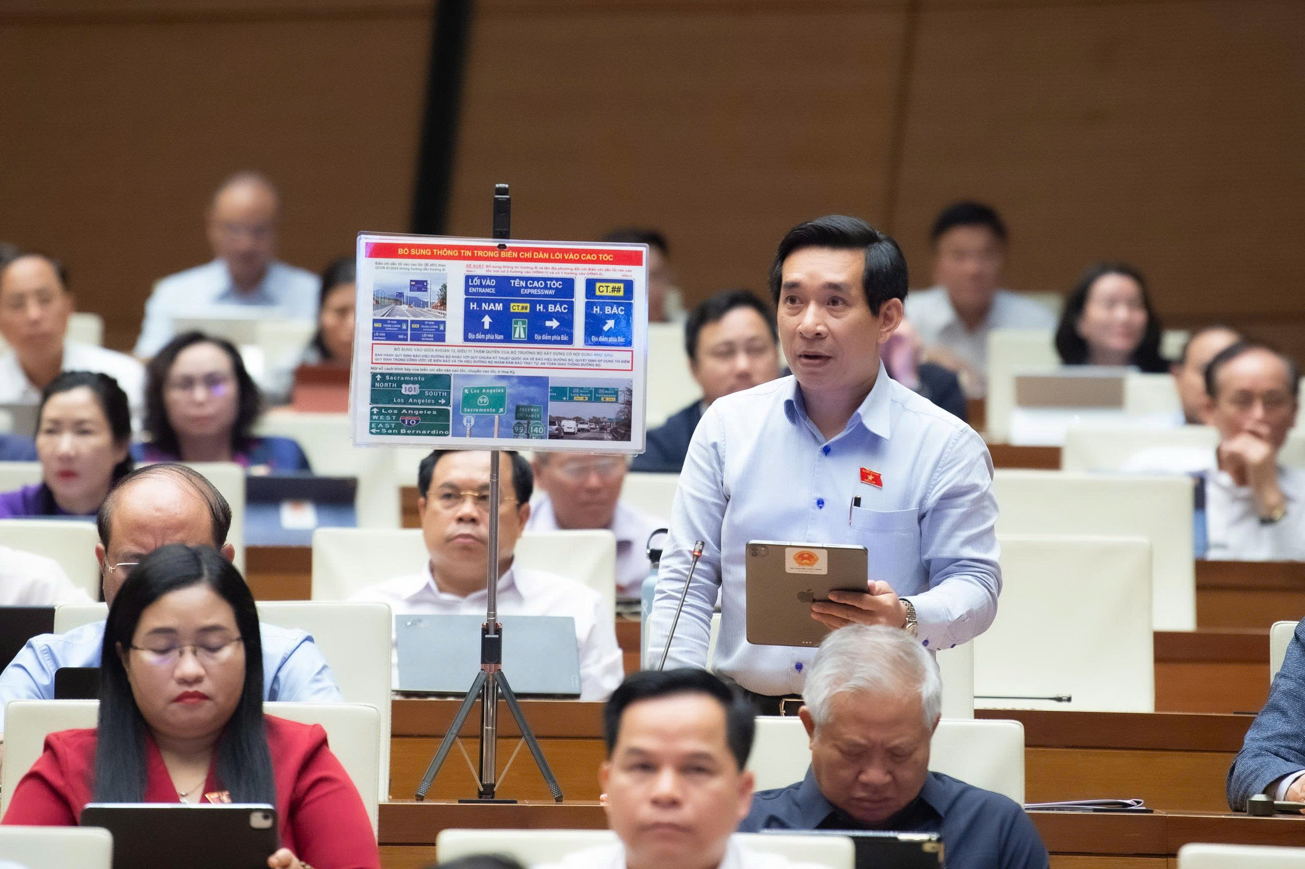 ĐBQH đề xuất "người đi bộ phải đi ngược chiều dòng xe" nếu không có vỉa hè- Ảnh 1. ĐBQH đề xuất "người đi bộ phải đi ngược chiều dòng xe" nếu không có vỉa hè- Ảnh 1.