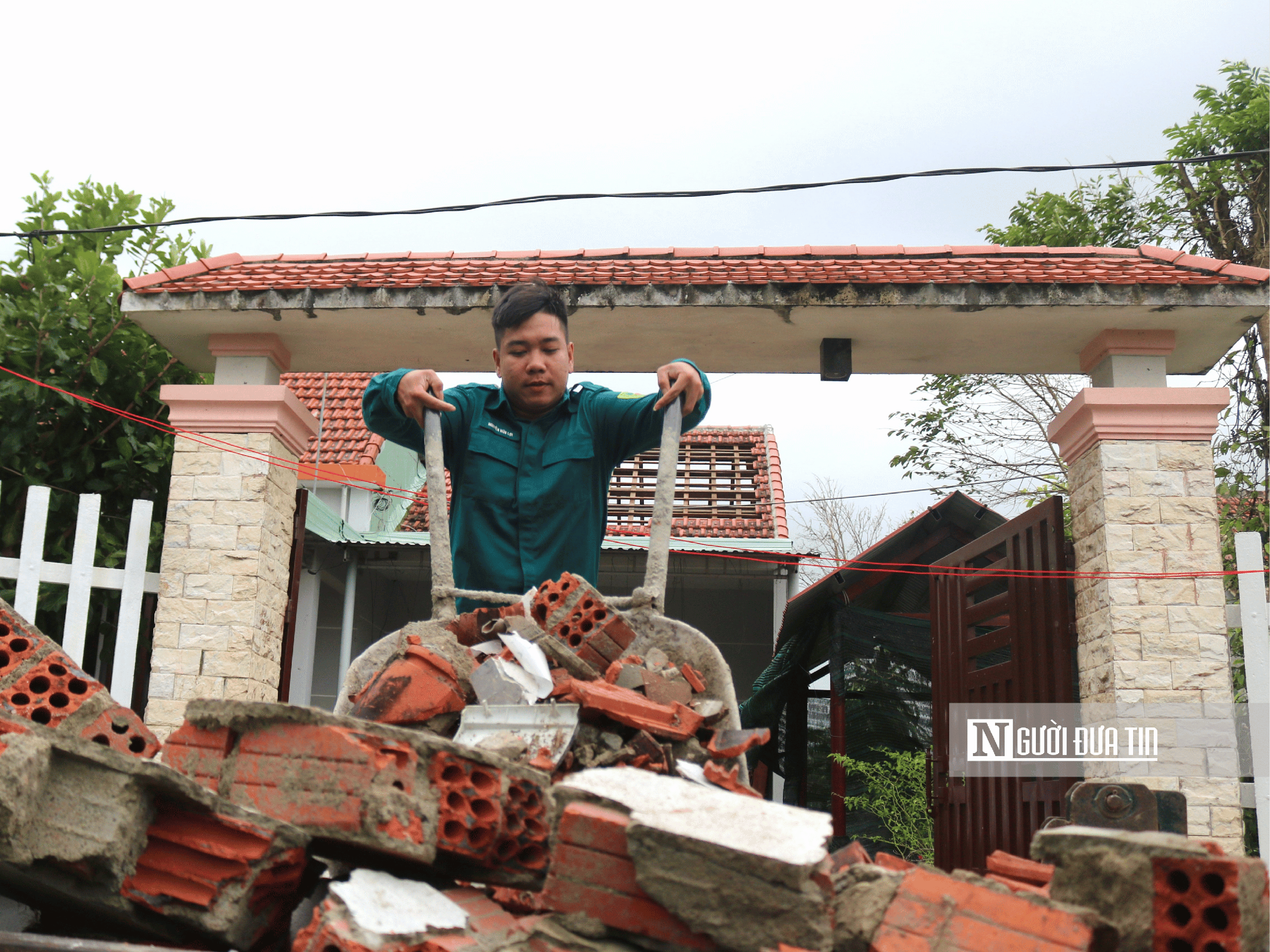 Đà Nẵng: Khẩn trương khắc phục hậu quả lốc xoáy - Ảnh 7.