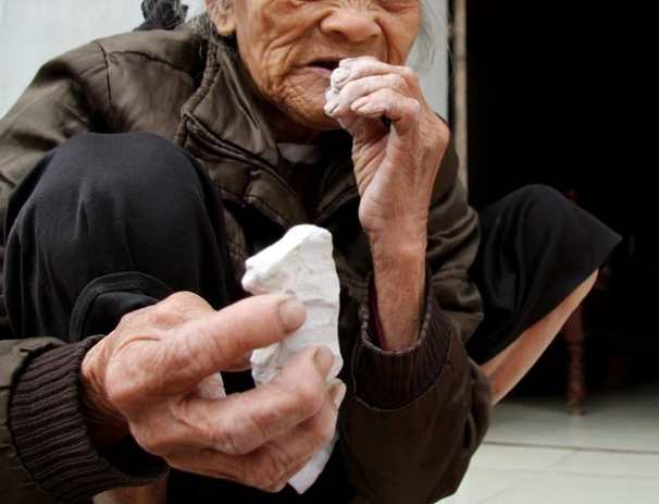 Đặc sản kỳ lạ từ loại đất hiếm có ở Việt Nam, ăn được như kẹo, có giá hàng trăm nghìn/kg - Ảnh 1.