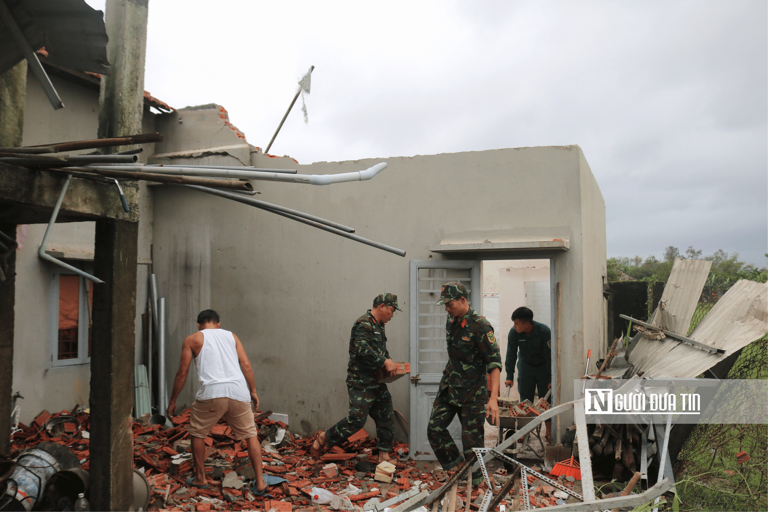 Đà Nẵng: Khẩn trương khắc phục hậu quả lốc xoáy - Ảnh 14.