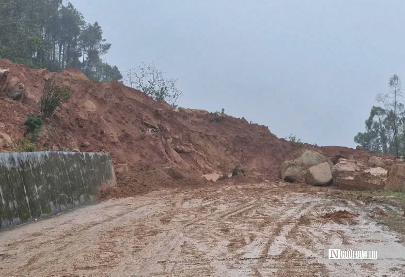 Hà Tĩnh: Mưa lớn kéo dài gây sạt lở nhiều vị trí trên các tuyến đường- Ảnh 1. Hà Tĩnh: Mưa lớn kéo dài gây sạt lở nhiều vị trí trên các tuyến đường- Ảnh 1.